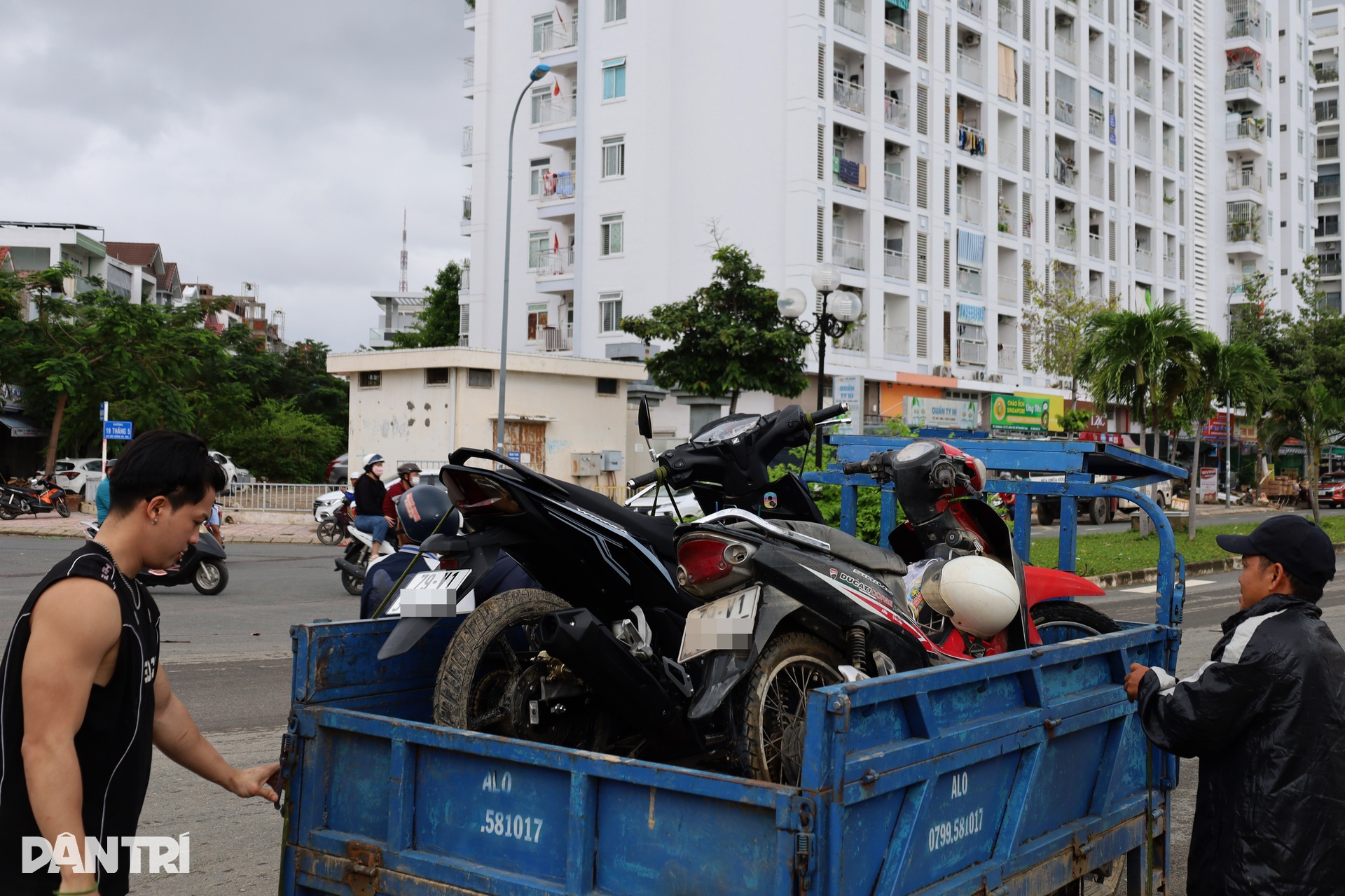 Cứu ô tô, xe máy ở Nha Trang sau lũ rút - 12