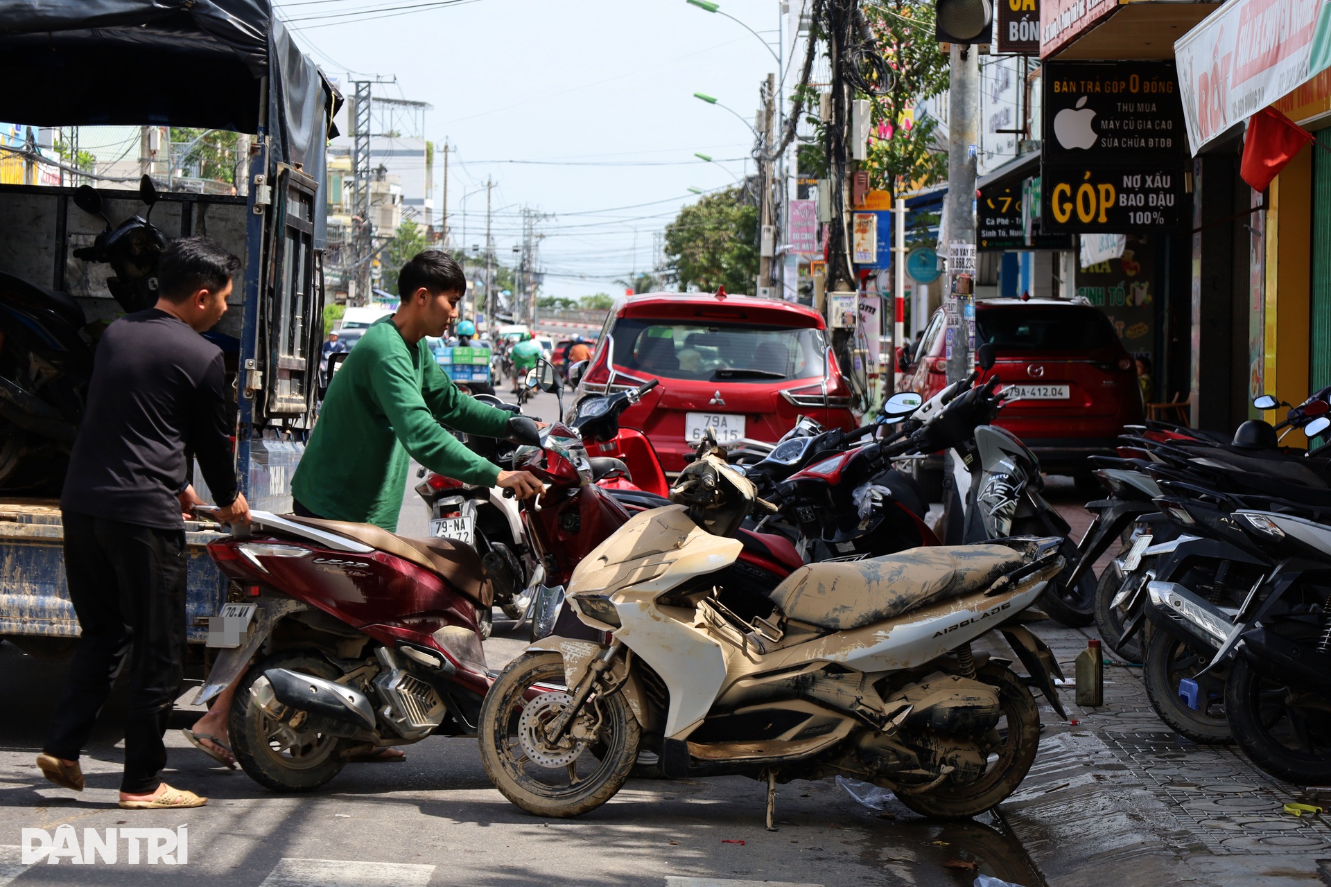 Cứu ô tô, xe máy ở Nha Trang sau lũ rút - 13