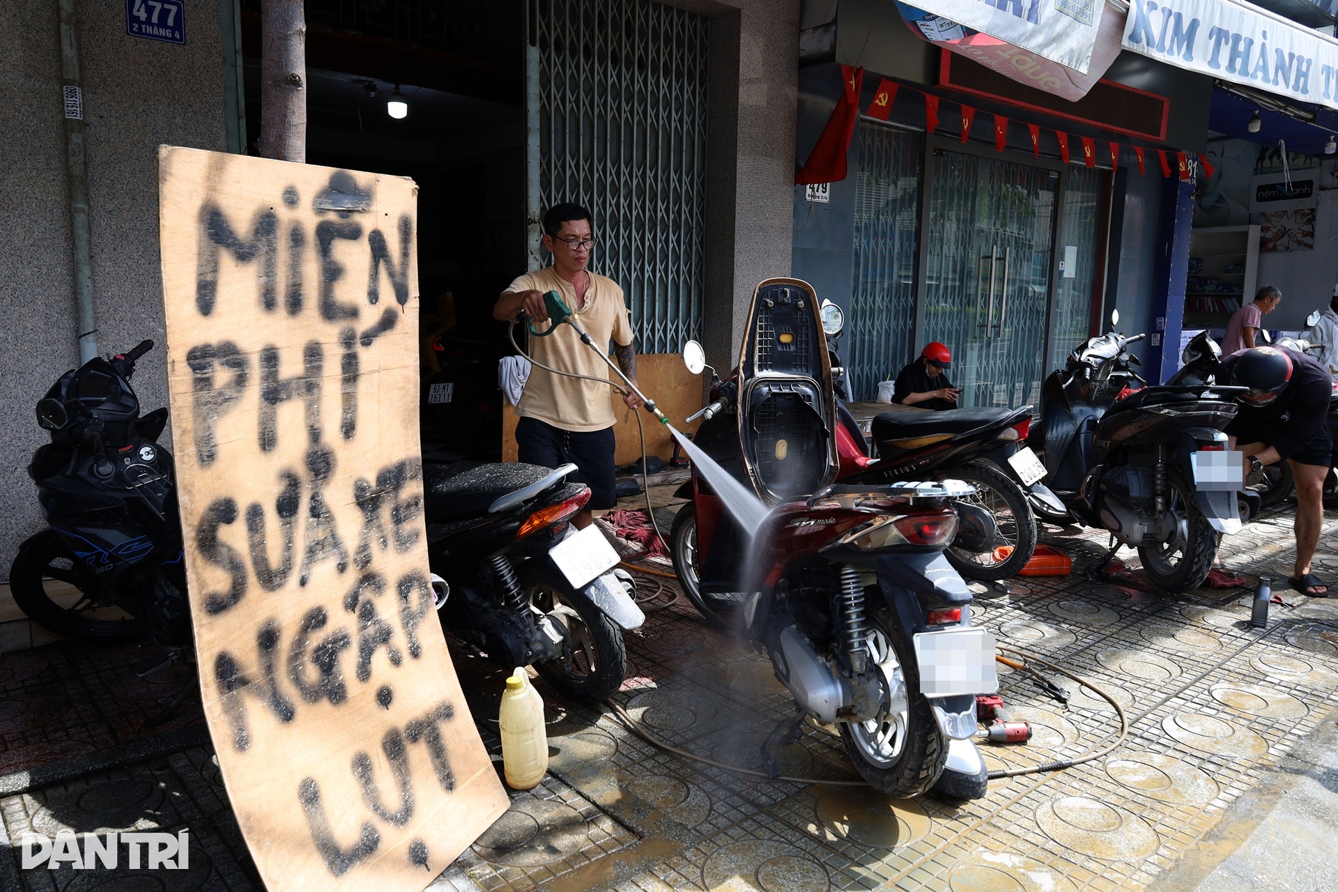 Cứu ô tô, xe máy ở Nha Trang sau lũ rút - 14