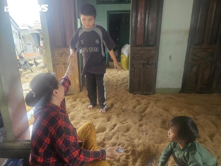 Người vợ bất lực nhìn chồng và hai cháu ruột bị lũ cuốn ngay trước mắt- Ảnh 3.