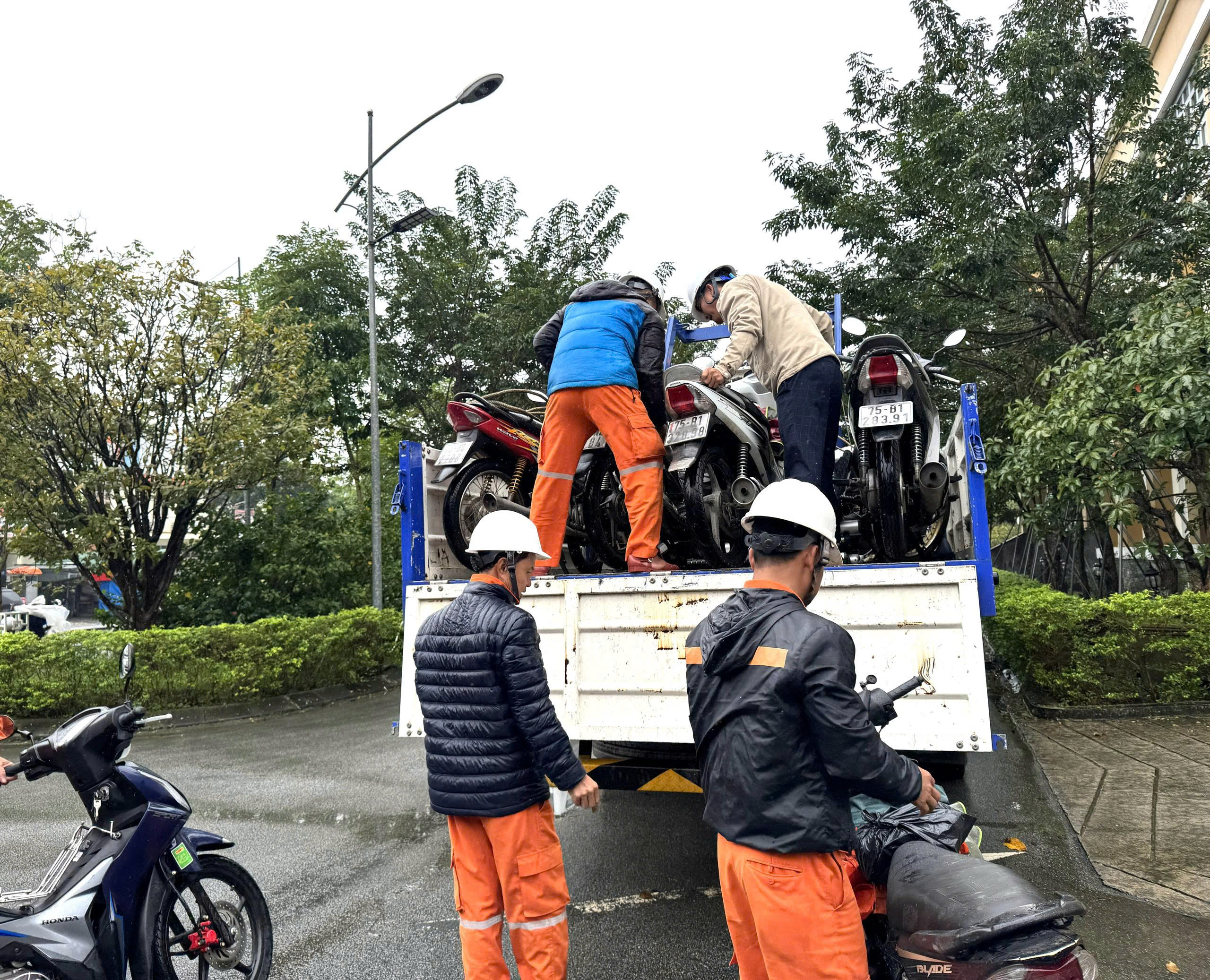 Sau lũ lịch sử, Huế chọn 62 công nhân điện có sức khỏe tốt nhất 