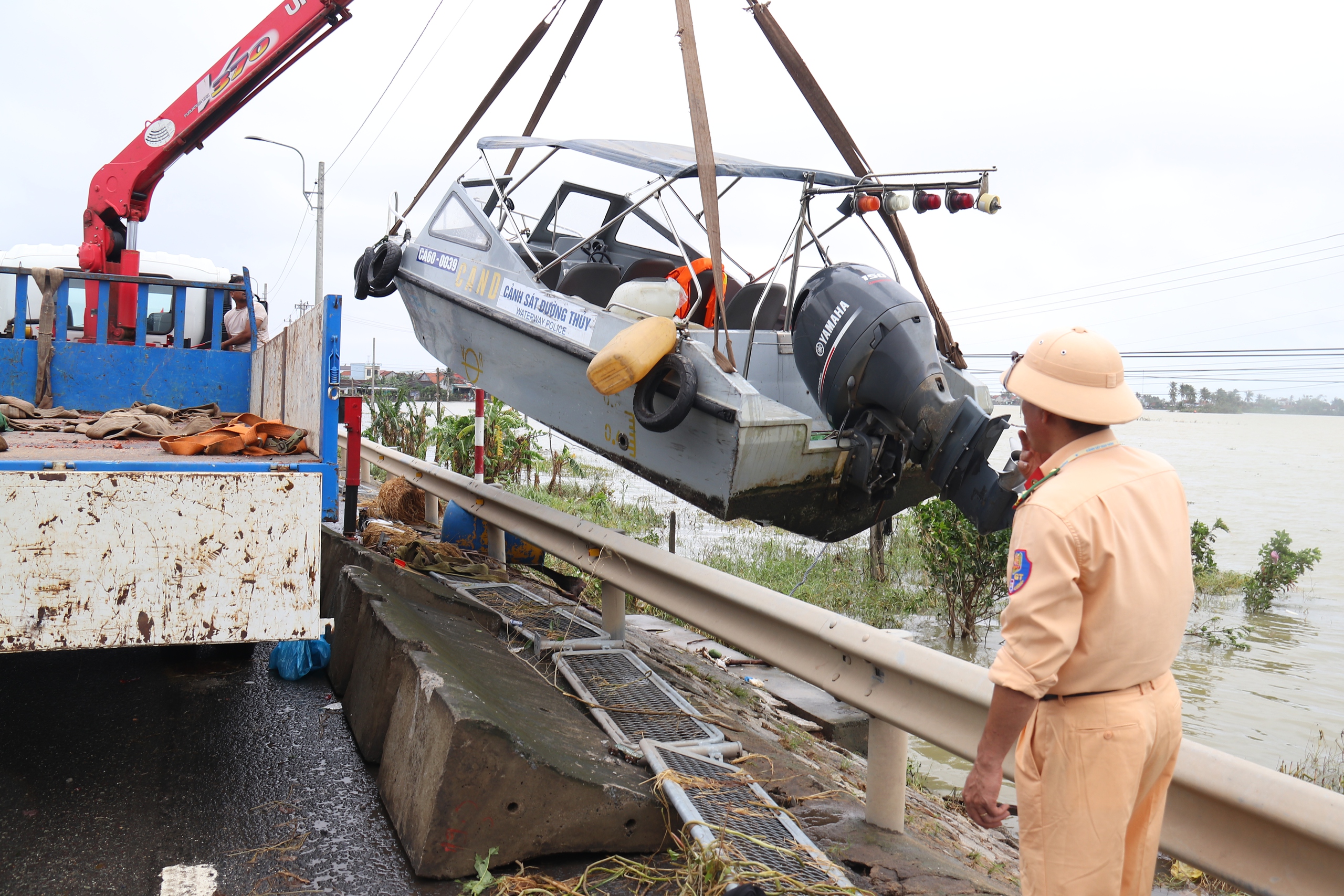 Lũ dữ tàn phá Hòa Xuân ở Đắk Lắk, cả nước hướng về cứu giúp dân- Ảnh 5. Lũ dữ tàn phá Hòa Xuân ở Đắk Lắk, cả nước hướng về cứu giúp dân- Ảnh 5.