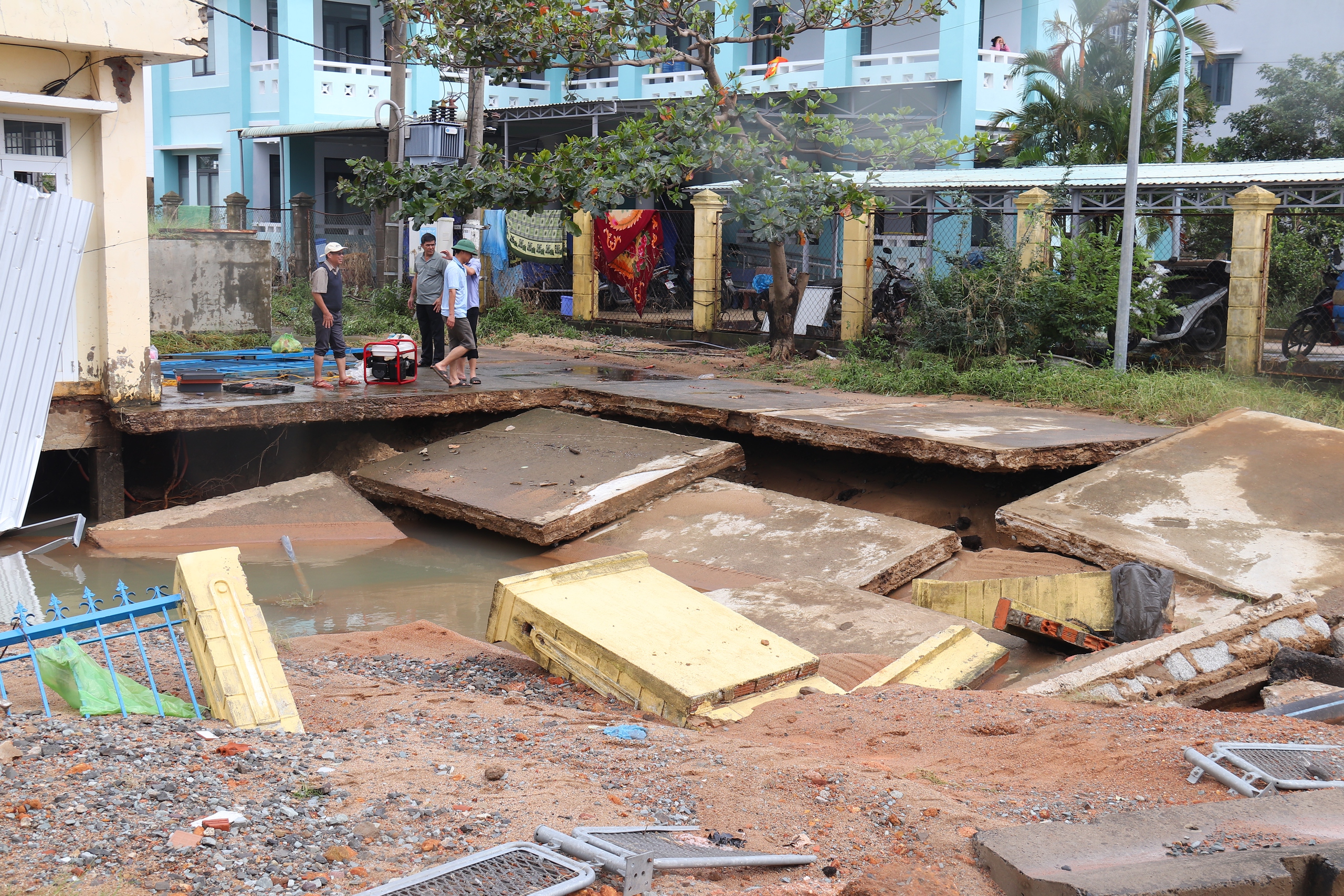Lũ dữ tàn phá Hòa Xuân ở Đắk Lắk, cả nước hướng về cứu giúp dân- Ảnh 6. Lũ dữ tàn phá Hòa Xuân ở Đắk Lắk, cả nước hướng về cứu giúp dân- Ảnh 6.