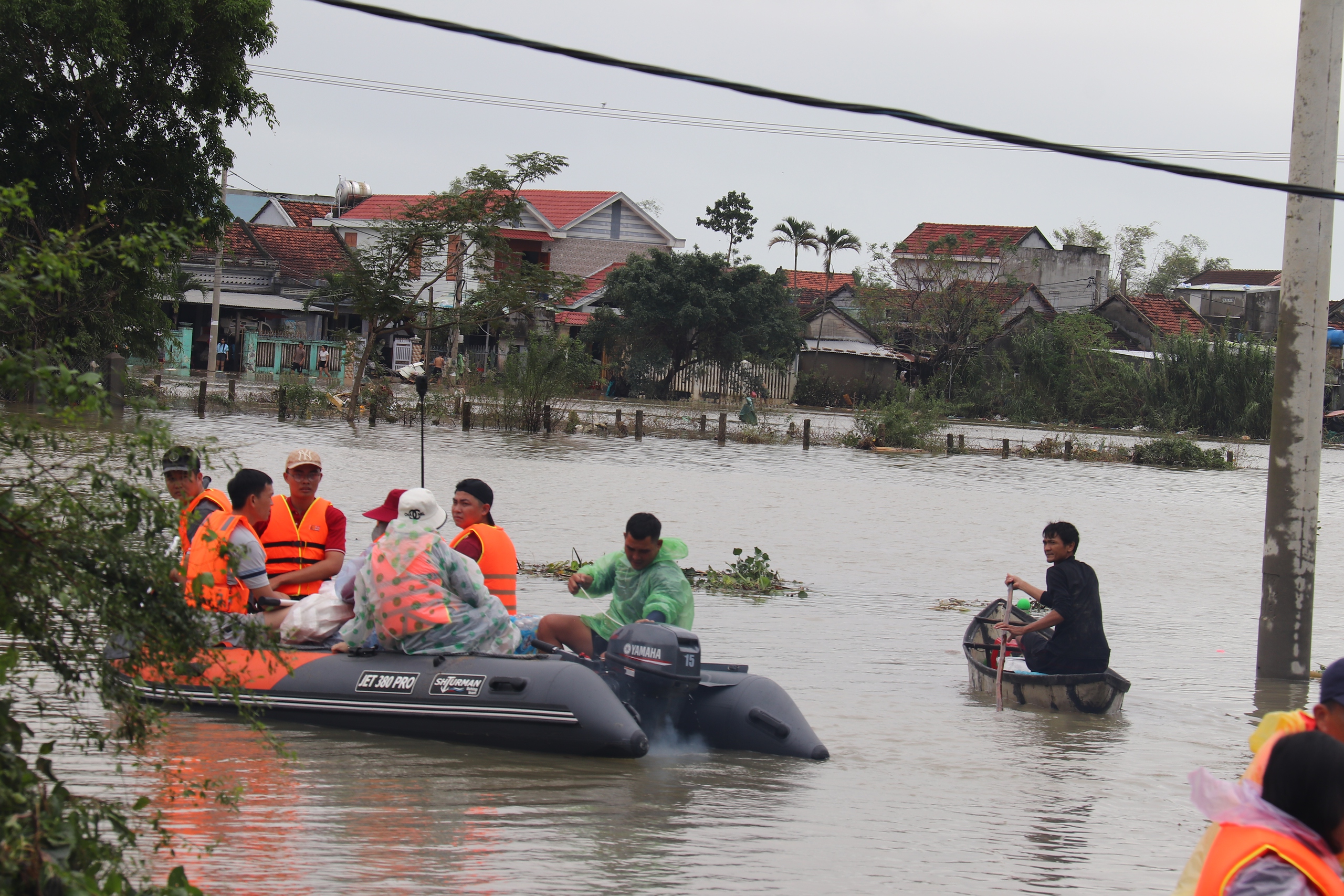 Lũ dữ tàn phá Hòa Xuân ở Đắk Lắk, cả nước hướng về cứu giúp dân- Ảnh 7. Lũ dữ tàn phá Hòa Xuân ở Đắk Lắk, cả nước hướng về cứu giúp dân- Ảnh 7.