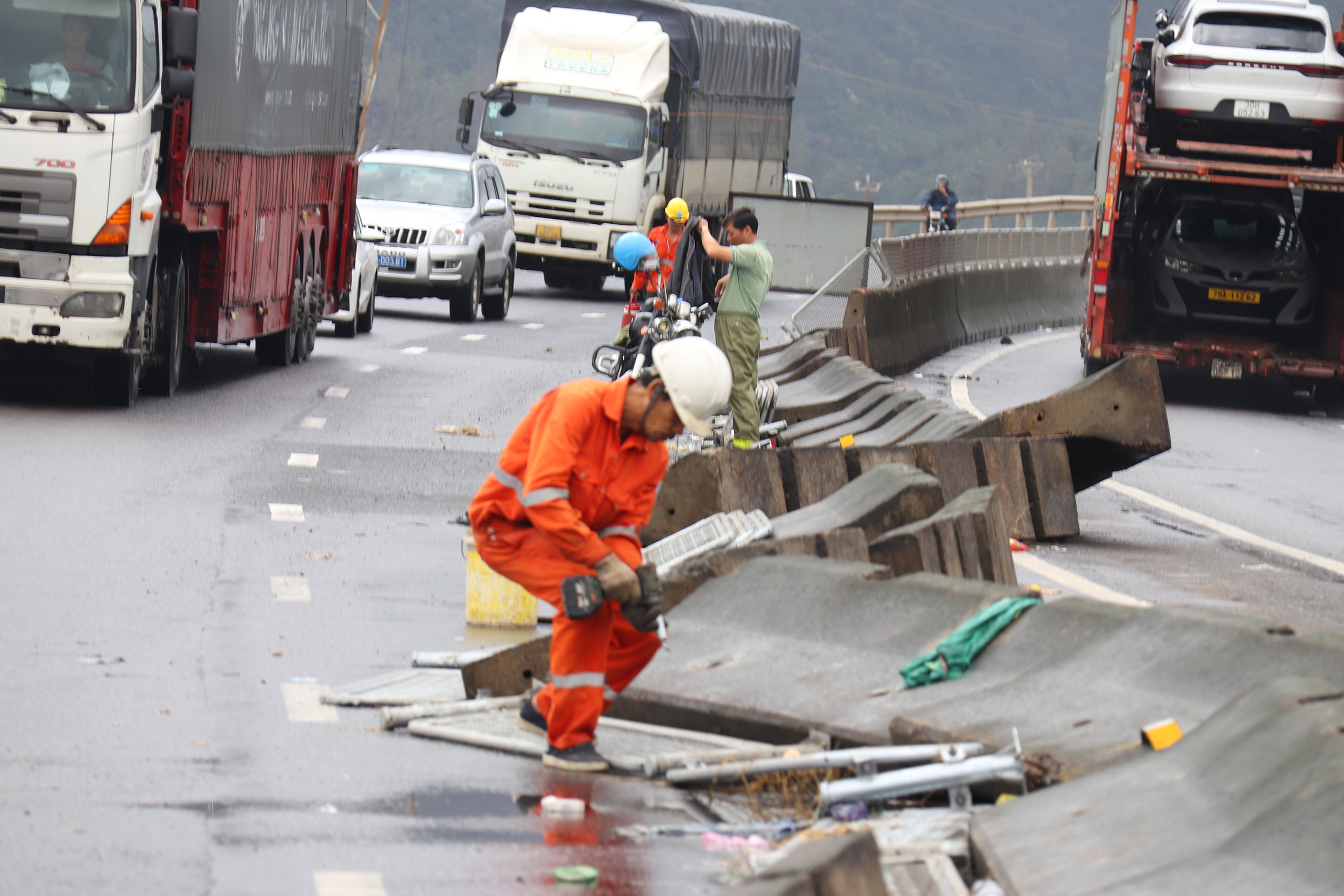 Lũ dữ tàn phá Hòa Xuân ở Đắk Lắk, cả nước hướng về cứu giúp dân- Ảnh 8. Lũ dữ tàn phá Hòa Xuân ở Đắk Lắk, cả nước hướng về cứu giúp dân- Ảnh 8.