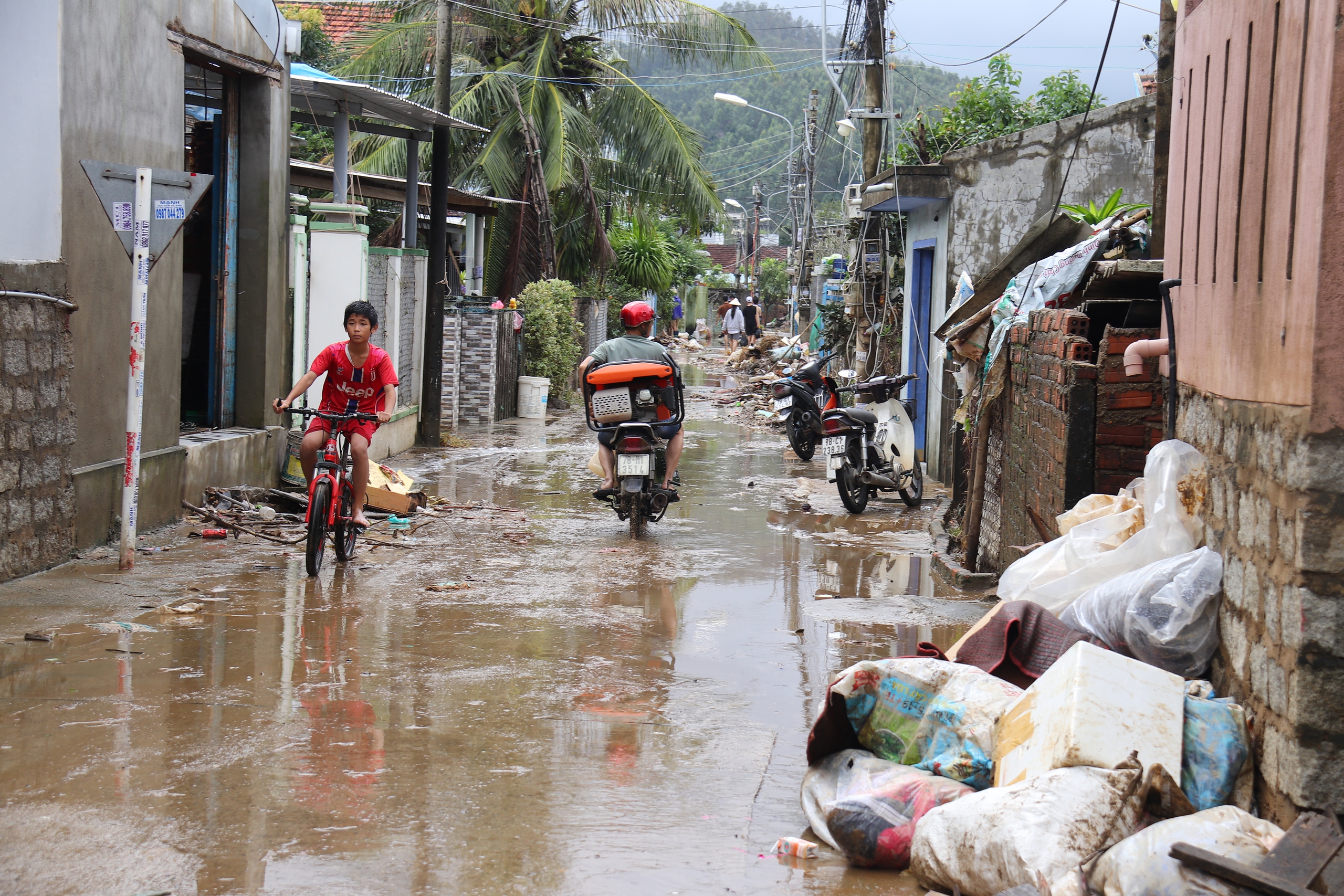 Lũ dữ tàn phá Hòa Xuân ở Đắk Lắk, cả nước hướng về cứu giúp dân- Ảnh 9. Lũ dữ tàn phá Hòa Xuân ở Đắk Lắk, cả nước hướng về cứu giúp dân- Ảnh 9.