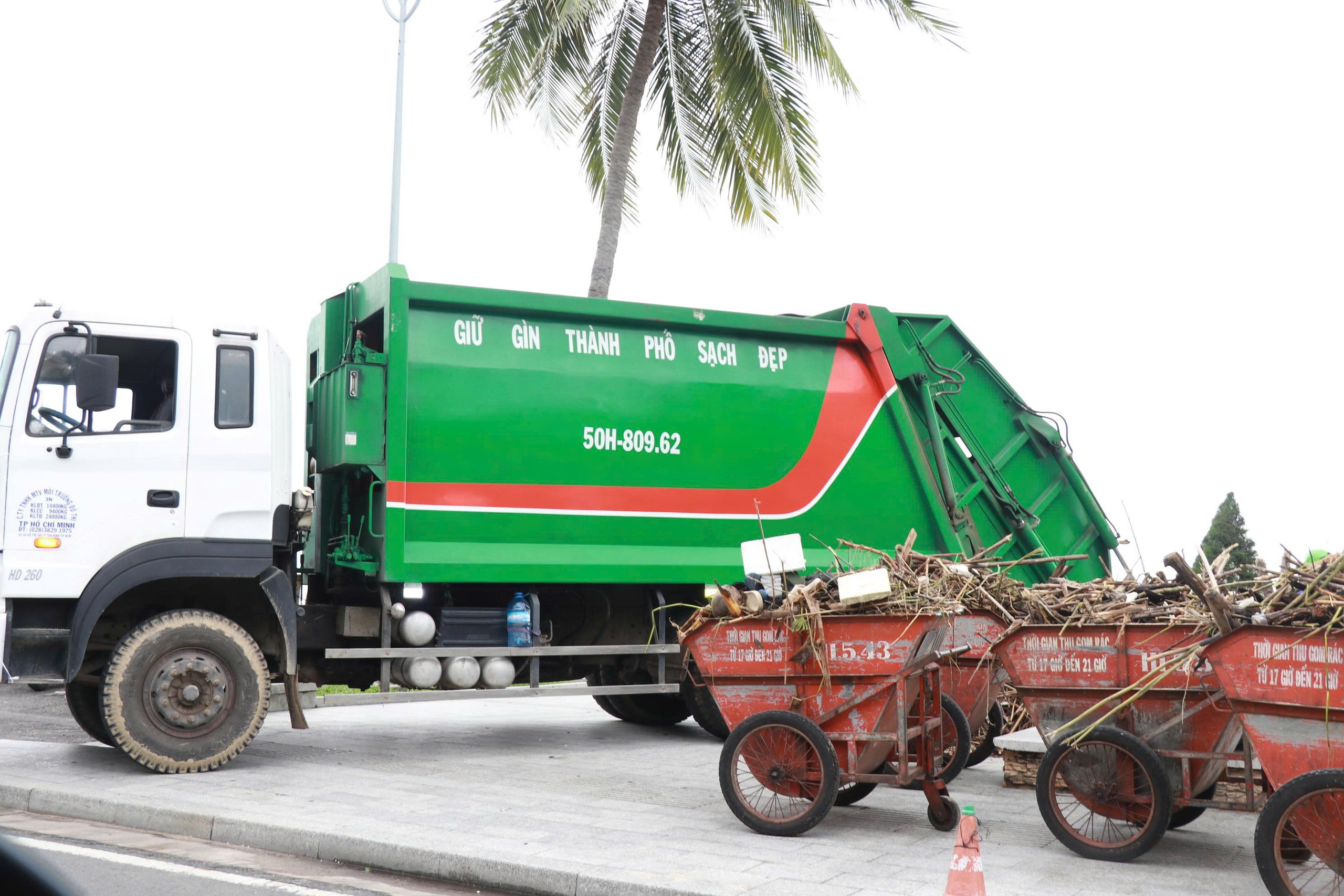 Thành phố Hồ Chí Minh hỗ trợ Khánh Hòa khắc phục thiệt hại mưa lũ - Ảnh 3.