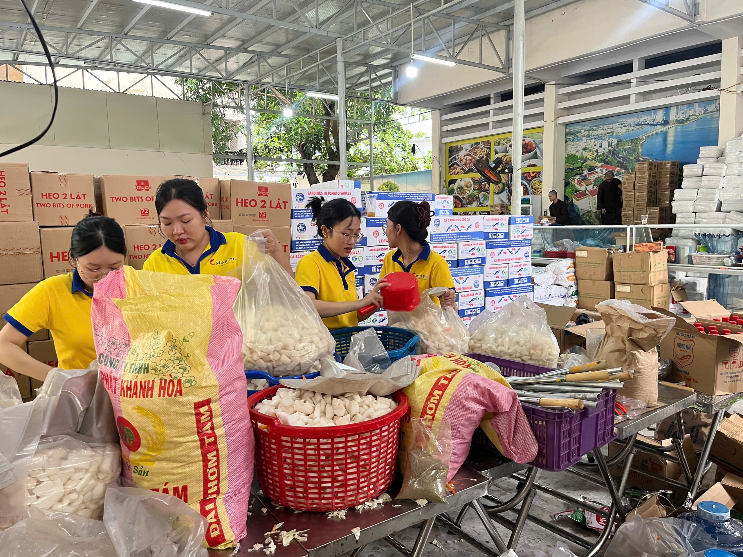 Thành phố Hồ Chí Minh hỗ trợ Khánh Hòa khắc phục thiệt hại mưa lũ - Ảnh 7.