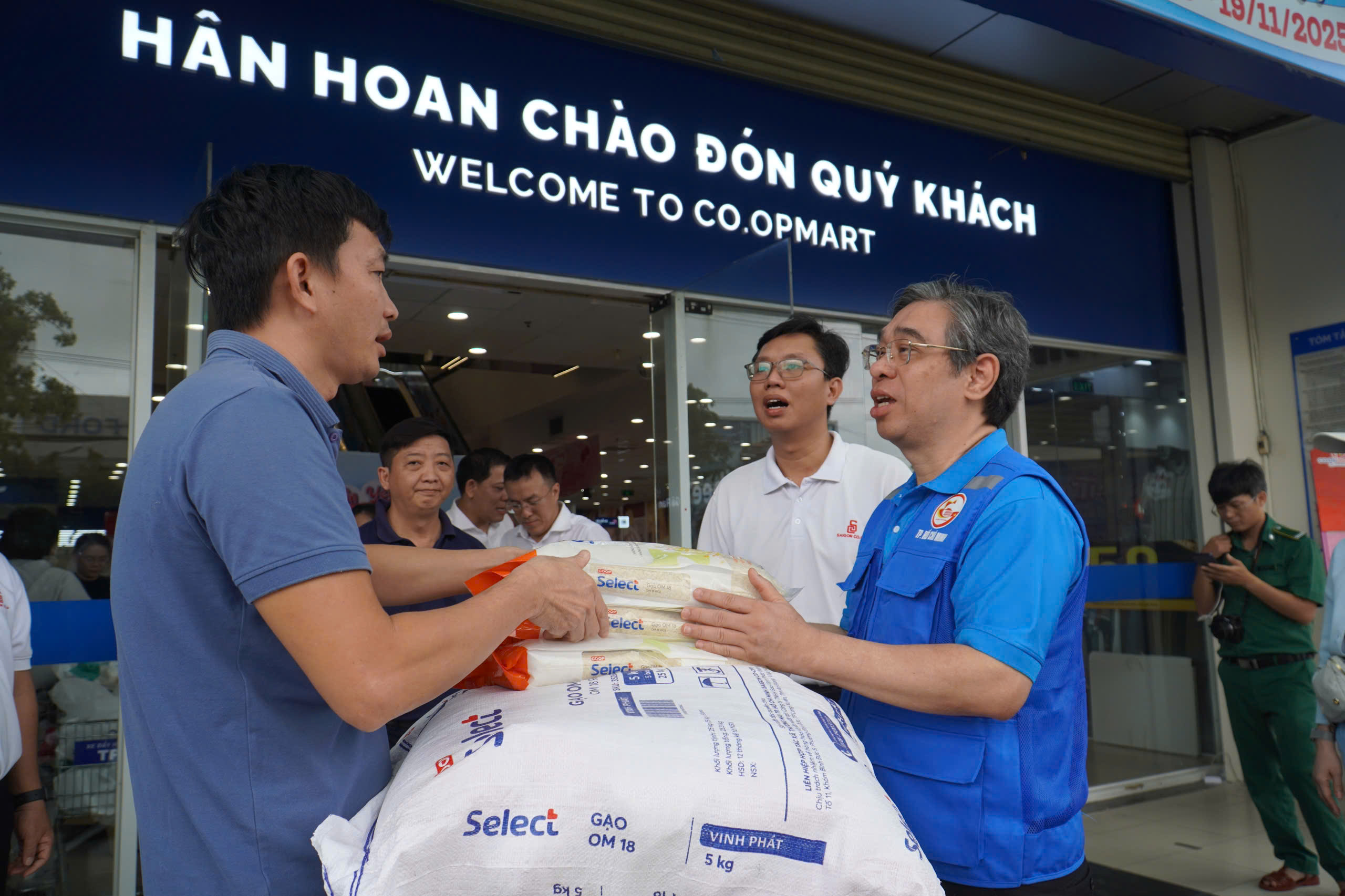 Thành phố Hồ Chí Minh hỗ trợ Khánh Hòa khắc phục thiệt hại mưa lũ - Ảnh 10.