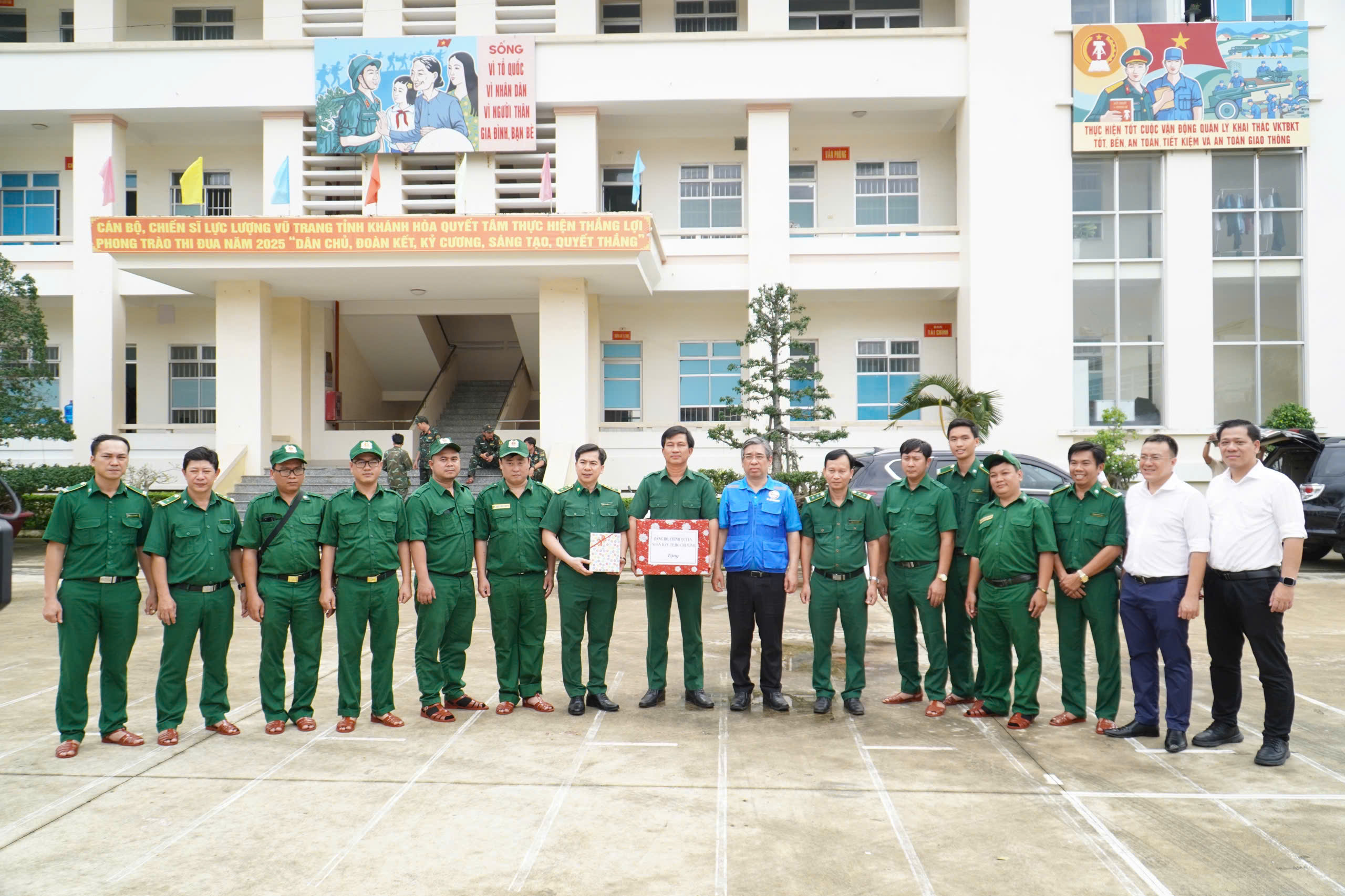 Thành phố Hồ Chí Minh hỗ trợ Khánh Hòa khắc phục thiệt hại mưa lũ - Ảnh 11.