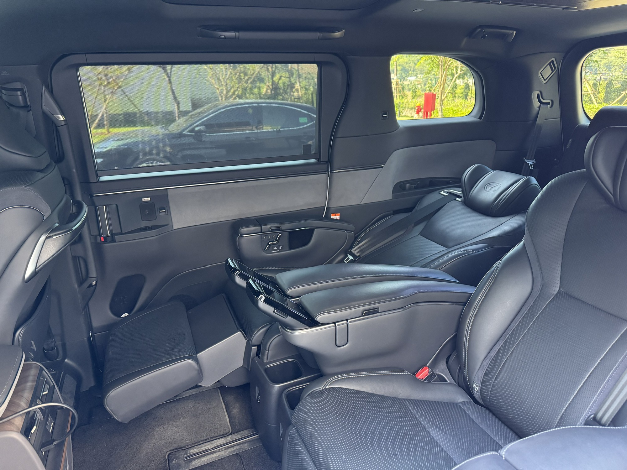 Ghế ‘ông chủ’ trên Lexus LM 500h hơn 5,7 tỉ đồng cho trải nghiệm như chuyên cơ trên mặt đất - Ảnh 5.