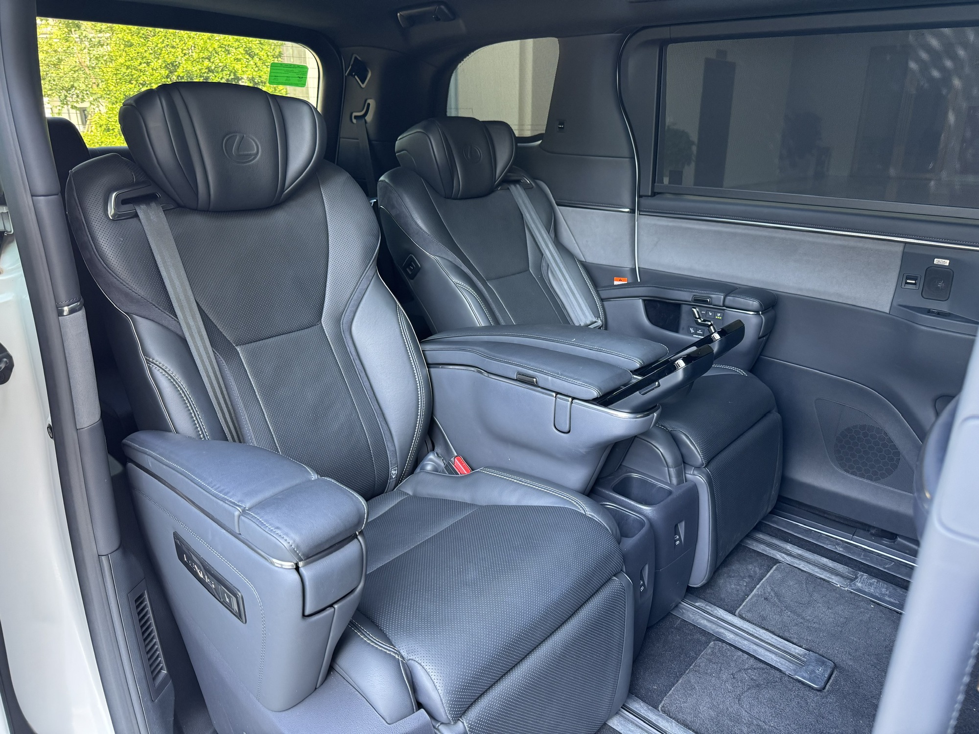 Ghế ‘ông chủ’ trên Lexus LM 500h hơn 5,7 tỉ đồng cho trải nghiệm như chuyên cơ trên mặt đất - Ảnh 4.
