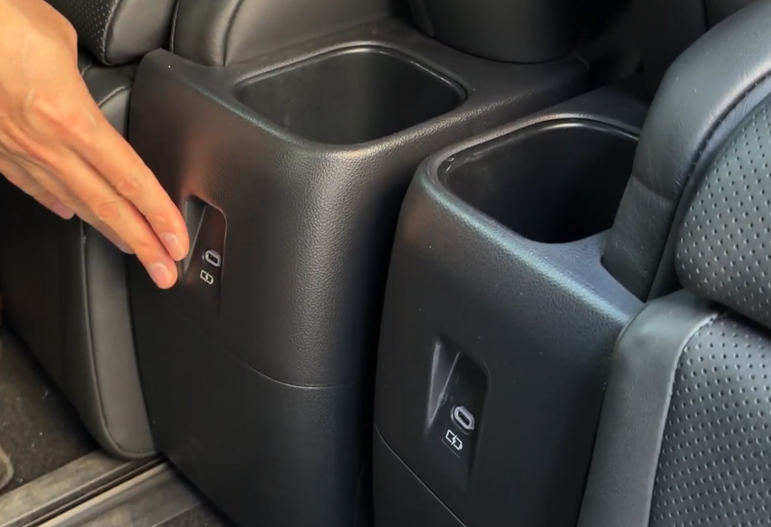 Ghế ‘ông chủ’ trên Lexus LM 500h hơn 5,7 tỉ đồng cho trải nghiệm như chuyên cơ trên mặt đất - Ảnh 13.