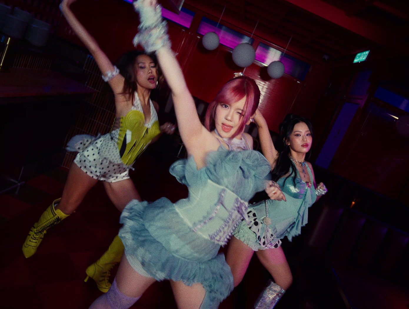 3 nữ ca sĩ phải gỡ MV- Ảnh 3.