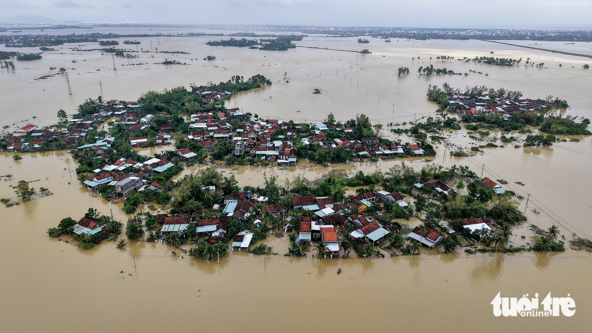 Người dân Phú Yên cũ ùa tới khi trực thăng Trung đoàn 917 hạ cánh đưa hàng cứu trợ khẩn cấp 3 Phú Yên - Ảnh 3.