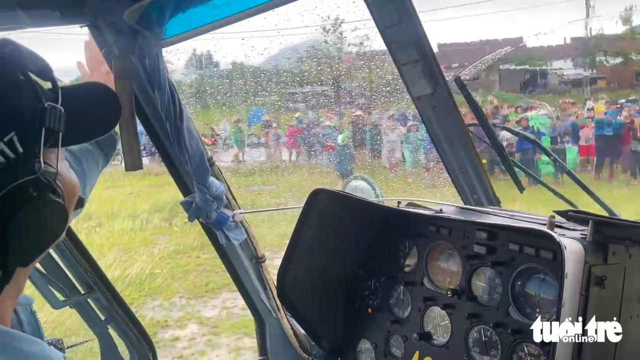 Người dân Phú Yên cũ ùa tới khi trực thăng Trung đoàn 917 hạ cánh đưa hàng cứu trợ khẩn cấp 4 Người dân Phú Yên cũ ùa tới khi trực thăng Trung đoàn 917 hạ cánh đưa hàng cứu trợ khẩn cấp - Ảnh 4.