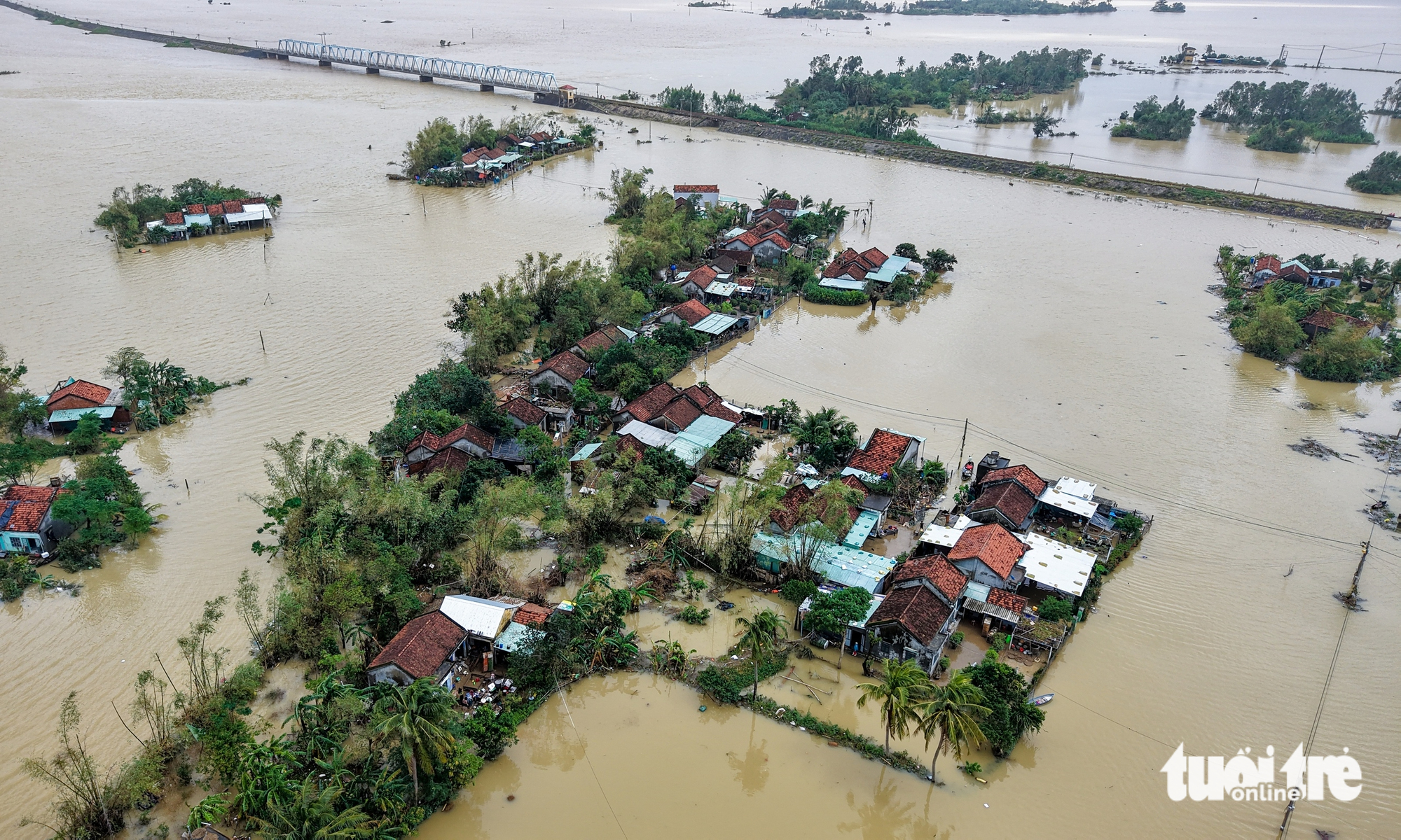 Người dân Phú Yên cũ ùa tới khi trực thăng Trung đoàn 917 hạ cánh đưa hàng cứu trợ khẩn cấp 6 Phú Yên - Ảnh 9.