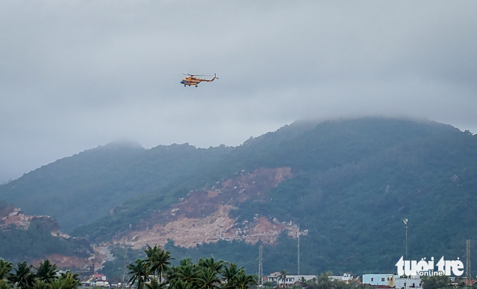 Người dân Phú Yên cũ ùa tới khi trực thăng Trung đoàn 917 hạ cánh đưa hàng cứu trợ khẩn cấp 7 Phú Yên - Ảnh 10.