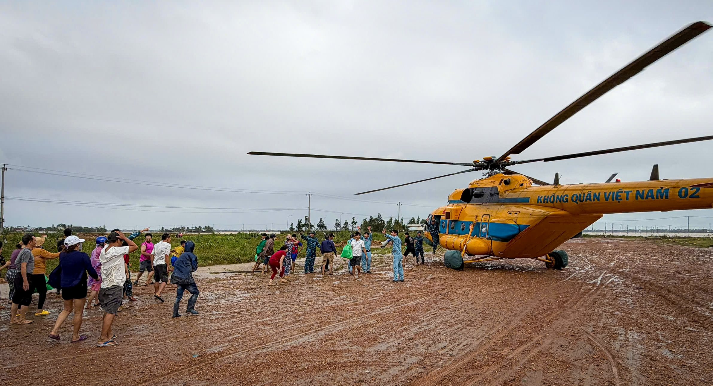 Người dân Phú Yên cũ ùa tới khi trực thăng Trung đoàn 917 hạ cánh đưa hàng cứu trợ khẩn cấp 9 Người dân Phú Yên cũ ùa tới khi trực thăng Trung đoàn 917 hạ cánh đưa hàng cứu trợ khẩn cấp - Ảnh 12.
