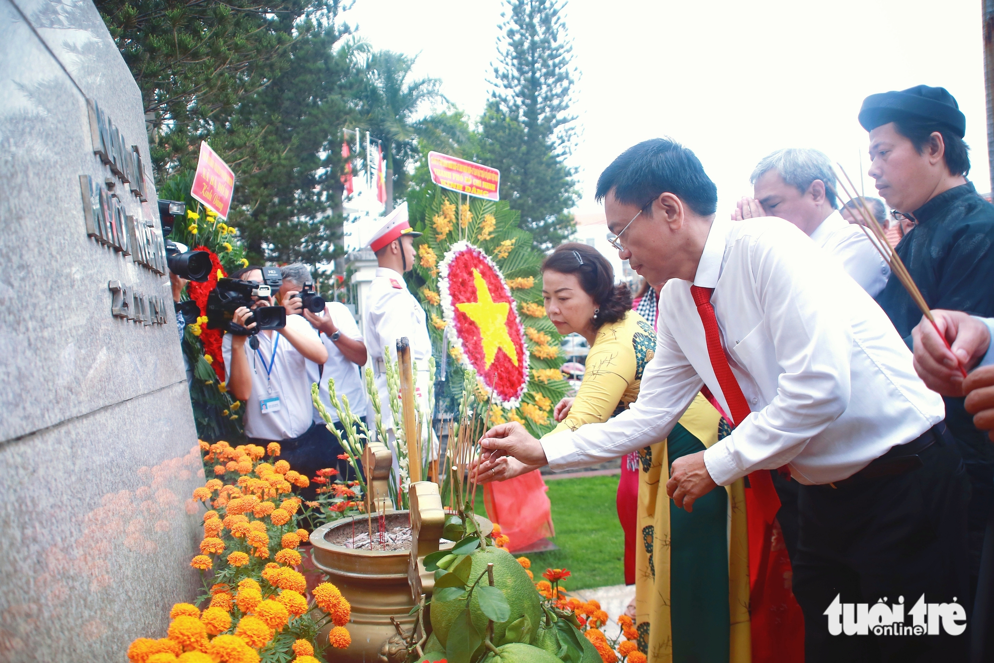 Lãnh đạo TP.HCM dâng hương, dự họp mặt kỷ niệm 85 năm ngày Nam Kỳ khởi nghĩa 4 ngày Nam Kỳ khởi nghĩa - Ảnh 4.