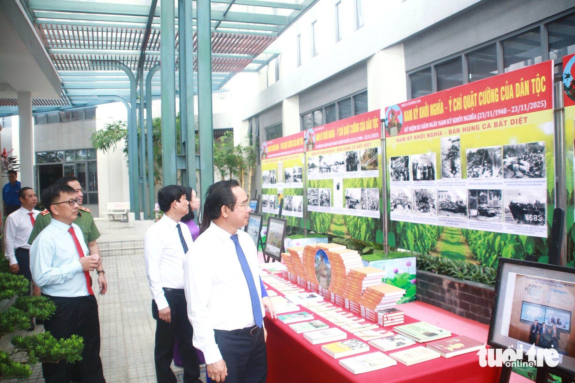 Lãnh đạo TP.HCM dâng hương, dự họp mặt kỷ niệm 85 năm ngày Nam Kỳ khởi nghĩa 5 Lãnh đạo TP.HCM dâng hương, dự họp mặt kỷ niệm 85 năm ngày Nam Kỳ khởi nghĩa - Ảnh 5.