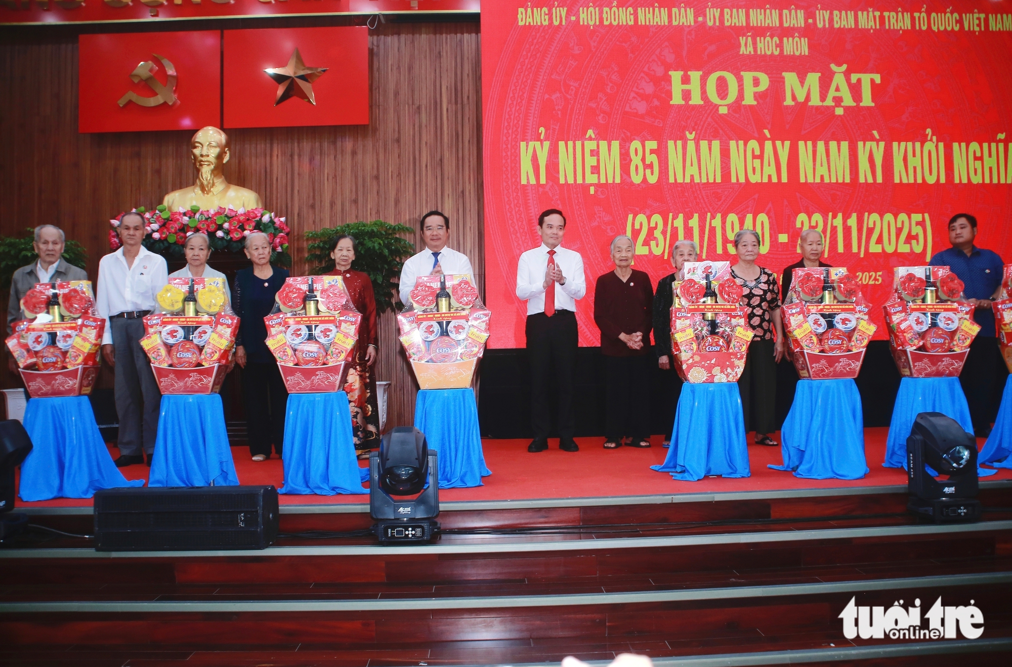 Lãnh đạo TP.HCM dâng hương, dự họp mặt kỷ niệm 85 năm ngày Nam Kỳ khởi nghĩa 6 Lãnh đạo TP.HCM dâng hương, dự họp mặt kỷ niệm 85 năm ngày Nam Kỳ khởi nghĩa - Ảnh 6.