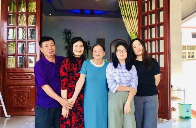 Gia đình cô Giao gồm mẹ (váy xanh), con gái đầu (ngoài cùng bên phải) đều là giáo viên. Ảnh: Nhân vật cung cấp