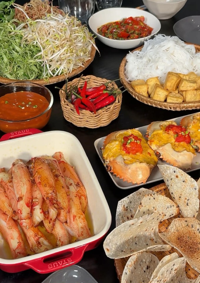 Món bún riêu fusion của Huy Trần được chế biến khá cầu kỳ.