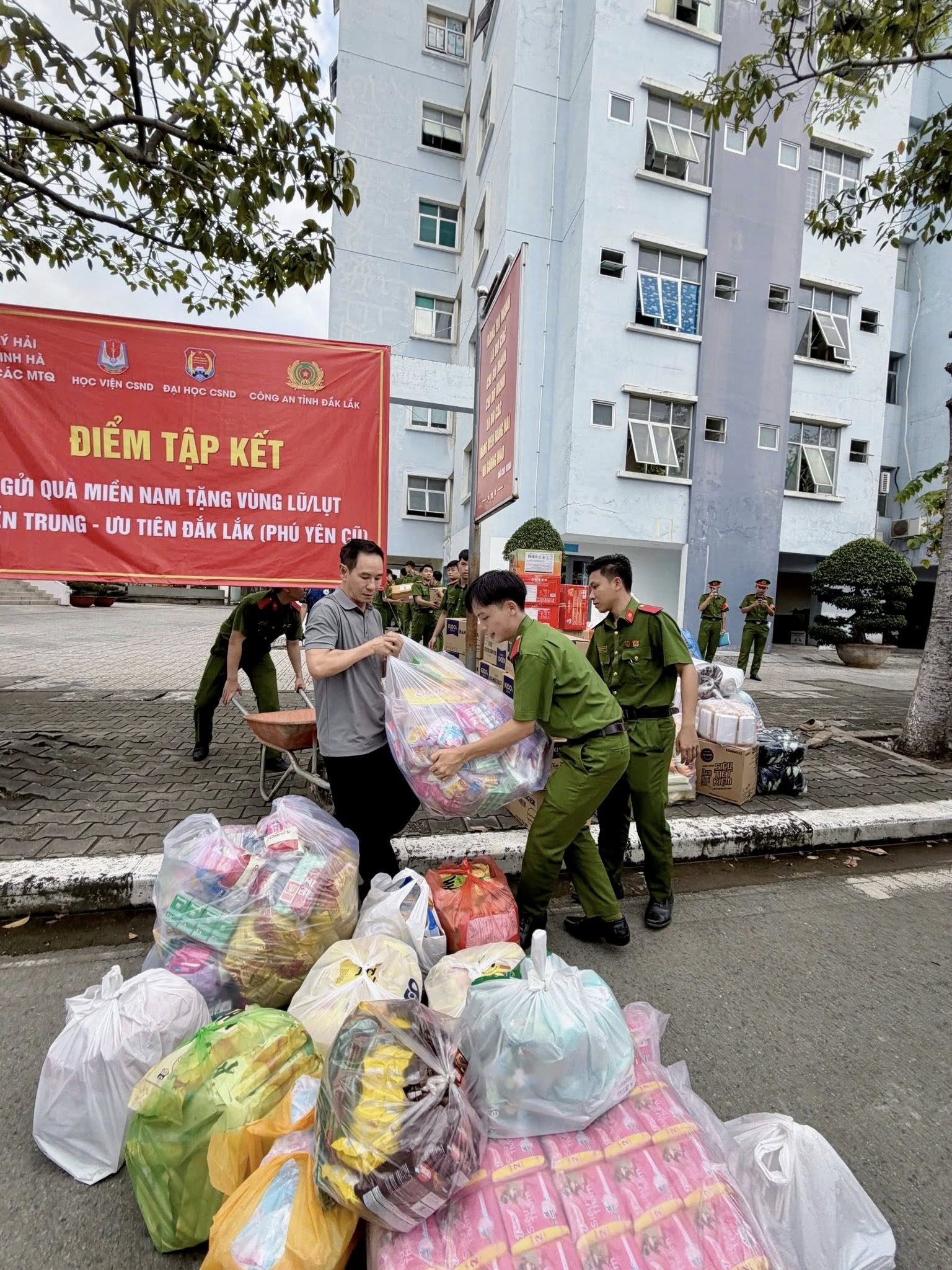 Bị mỉa mai hỏi bill từ thiện, Trấn Thành đáp trả gắt: Bị mỉa mai hỏi bill từ thiện, Trấn Thành đáp trả gắt: