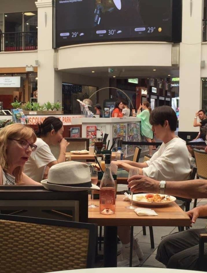 Shin Min Ah và Kim Woo Bin trong chuyến du lịch ở Australia năm 2019. Ảnh: X/ @KdramaJunkie_