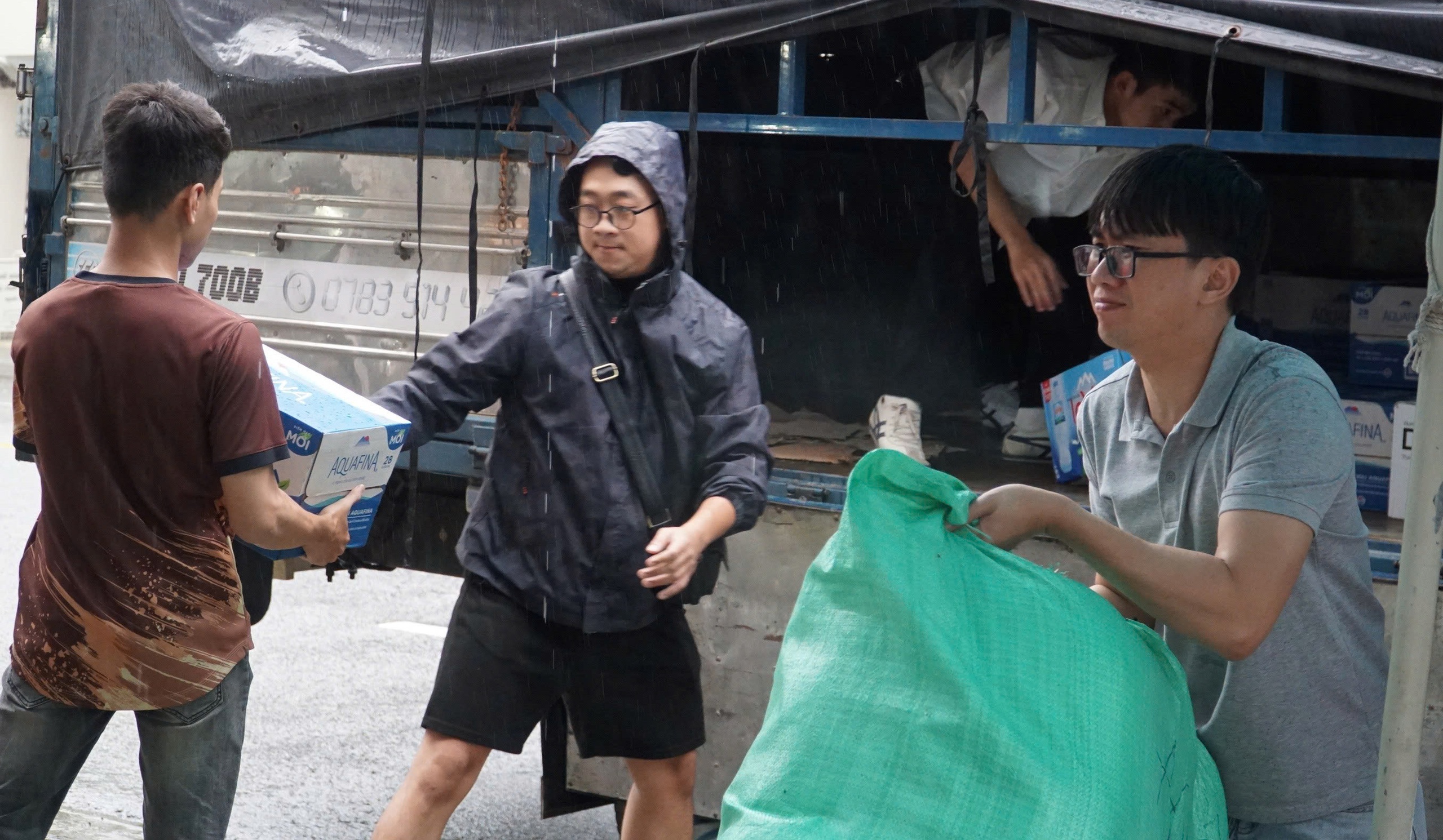Đà Nẵng chung tay cứu trợ đồng bào vùng lũ Đắk Lắk đầy Xúc động - Ảnh 11. Đà Nẵng chung tay cứu trợ đồng bào vùng lũ Đắk Lắk đầy Xúc động - Ảnh 11.