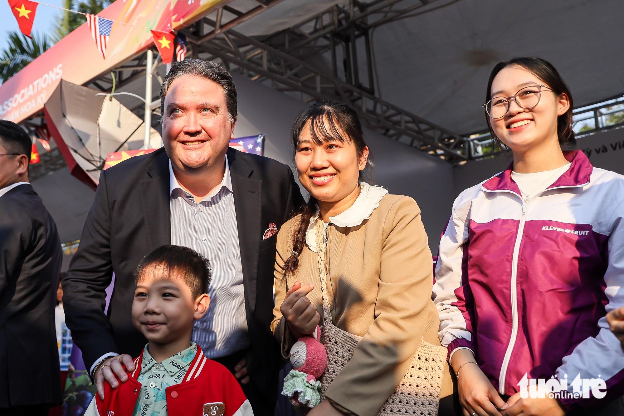 Đại sứ Knapper cùng người dân Hà Nội khám phá văn hóa Việt, Mỹ - Ảnh 2. Mỹ - Ảnh 2.