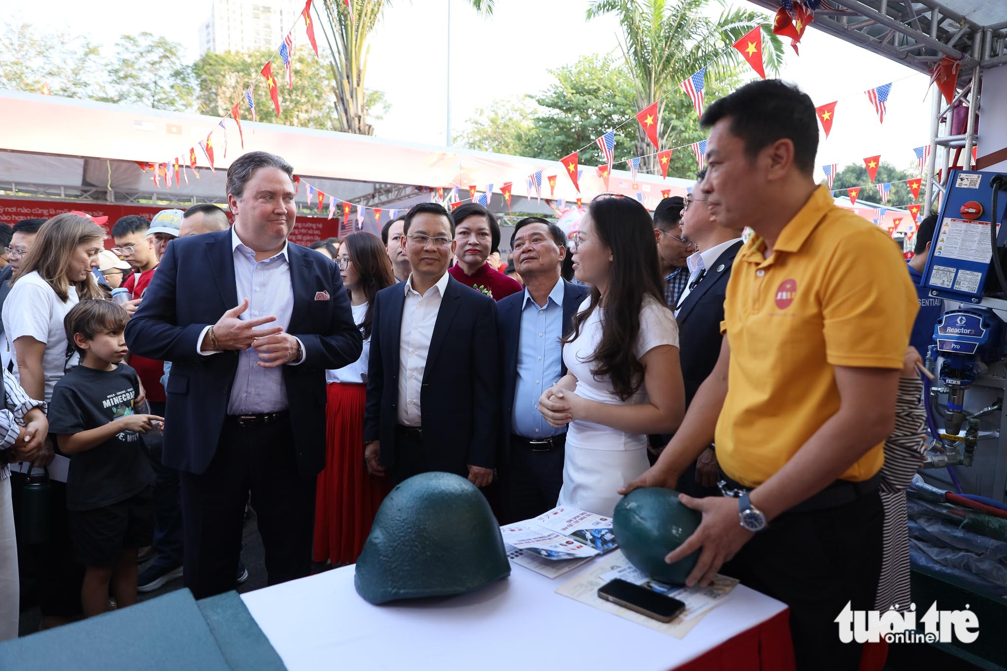 Đại sứ Knapper cùng người dân Hà Nội khám phá văn hóa Việt, Mỹ 3 Mỹ - Ảnh 4.