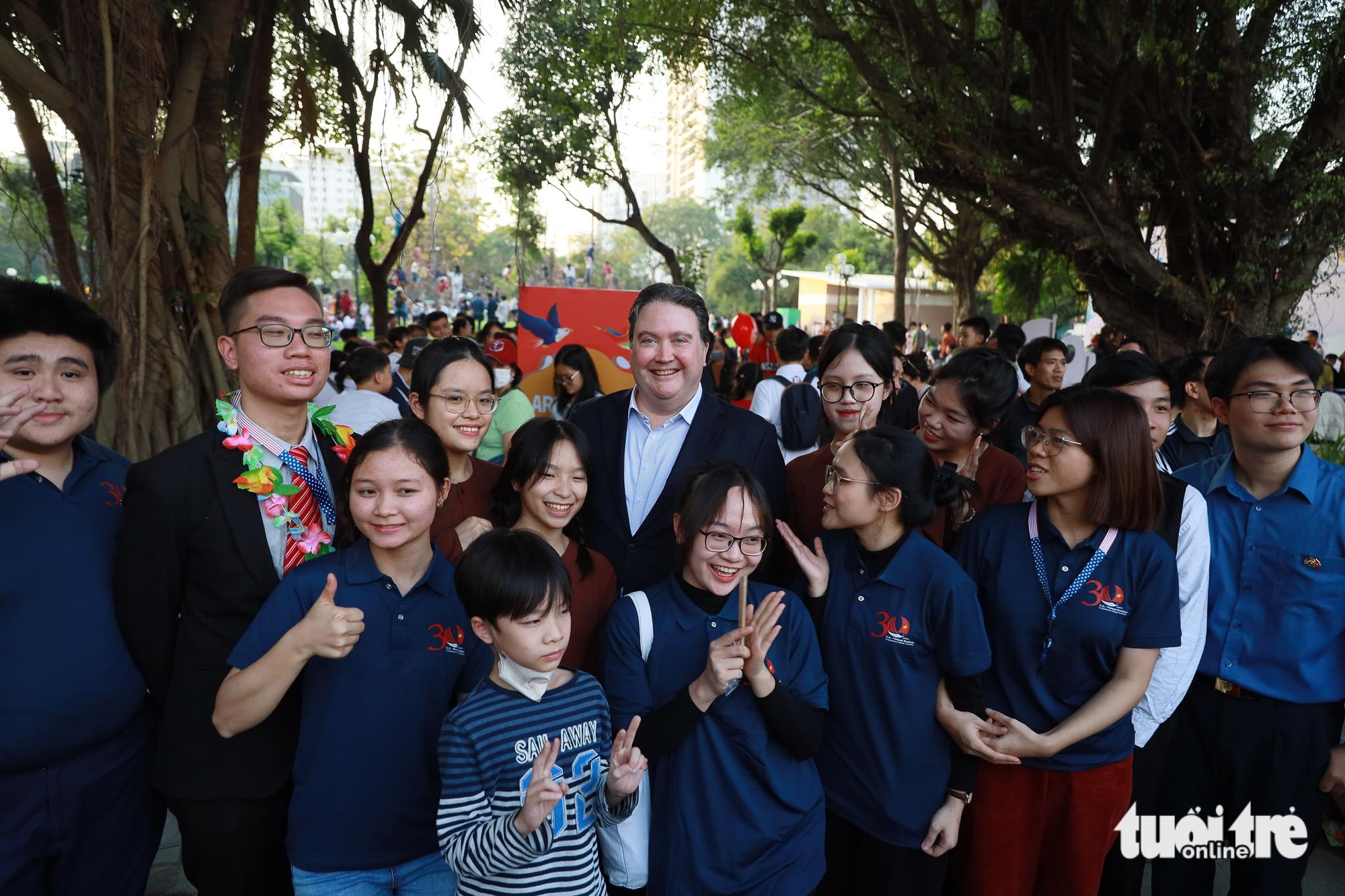 Đại sứ Knapper cùng người dân Hà Nội khám phá văn hóa Việt, Mỹ 2 Đại sứ Knapper cùng người dân Hà Nội khám phá văn hóa Việt, Mỹ - Ảnh 3.