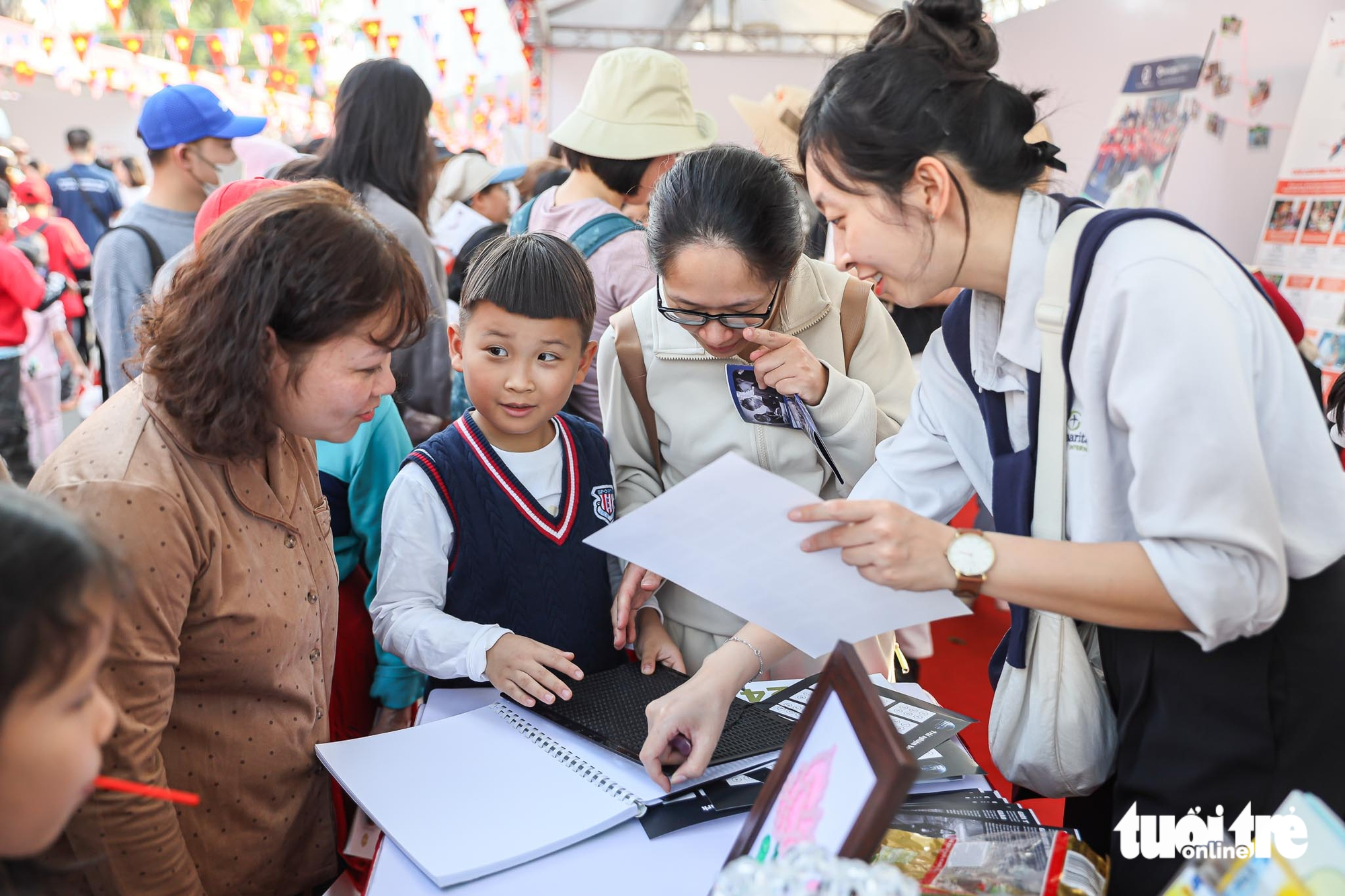 Đại sứ Knapper cùng người dân Hà Nội khám phá văn hóa Việt, Mỹ 4 Đại sứ Knapper cùng người dân Hà Nội khám phá văn hóa Việt, Mỹ - Ảnh 5.