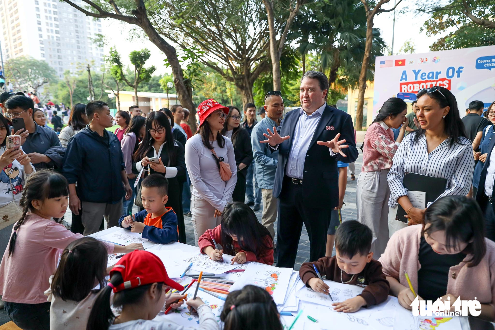 Đại sứ Knapper cùng người dân Hà Nội khám phá văn hóa Việt, Mỹ 5 Mỹ - Ảnh 7.