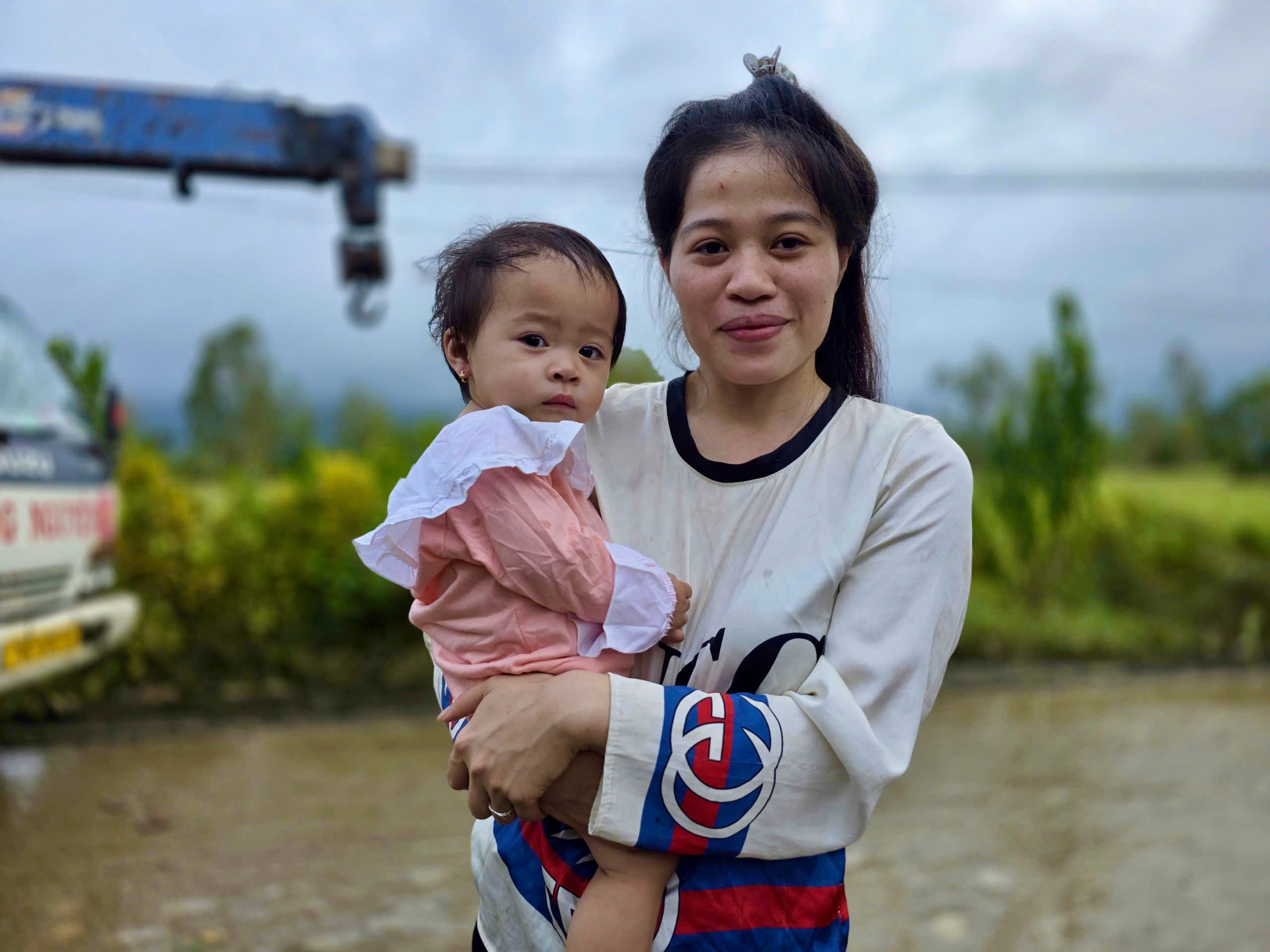 Chèo xuồng đến tê tay cứu đồng bào thoát lũ dữ- Ảnh 2. lũ - Ảnh 2.