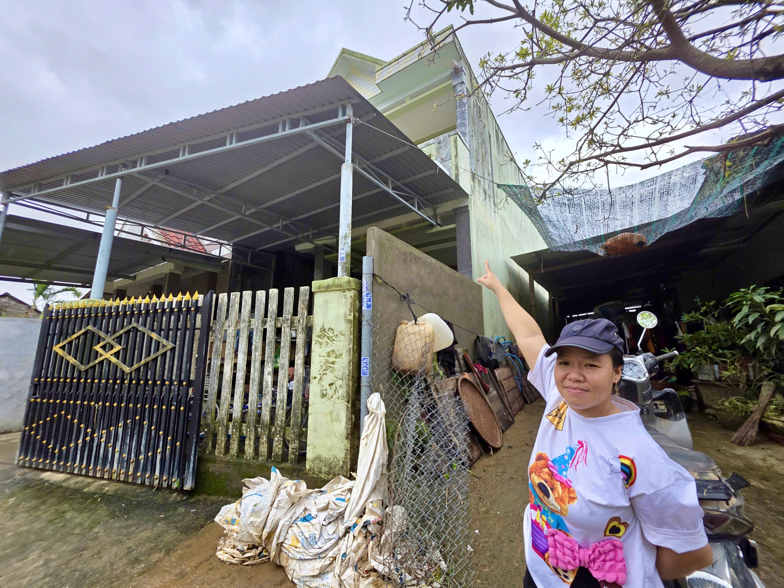 Chèo xuồng đến tê tay cứu đồng bào thoát lũ dữ- Ảnh 3. lũ - Ảnh 3.