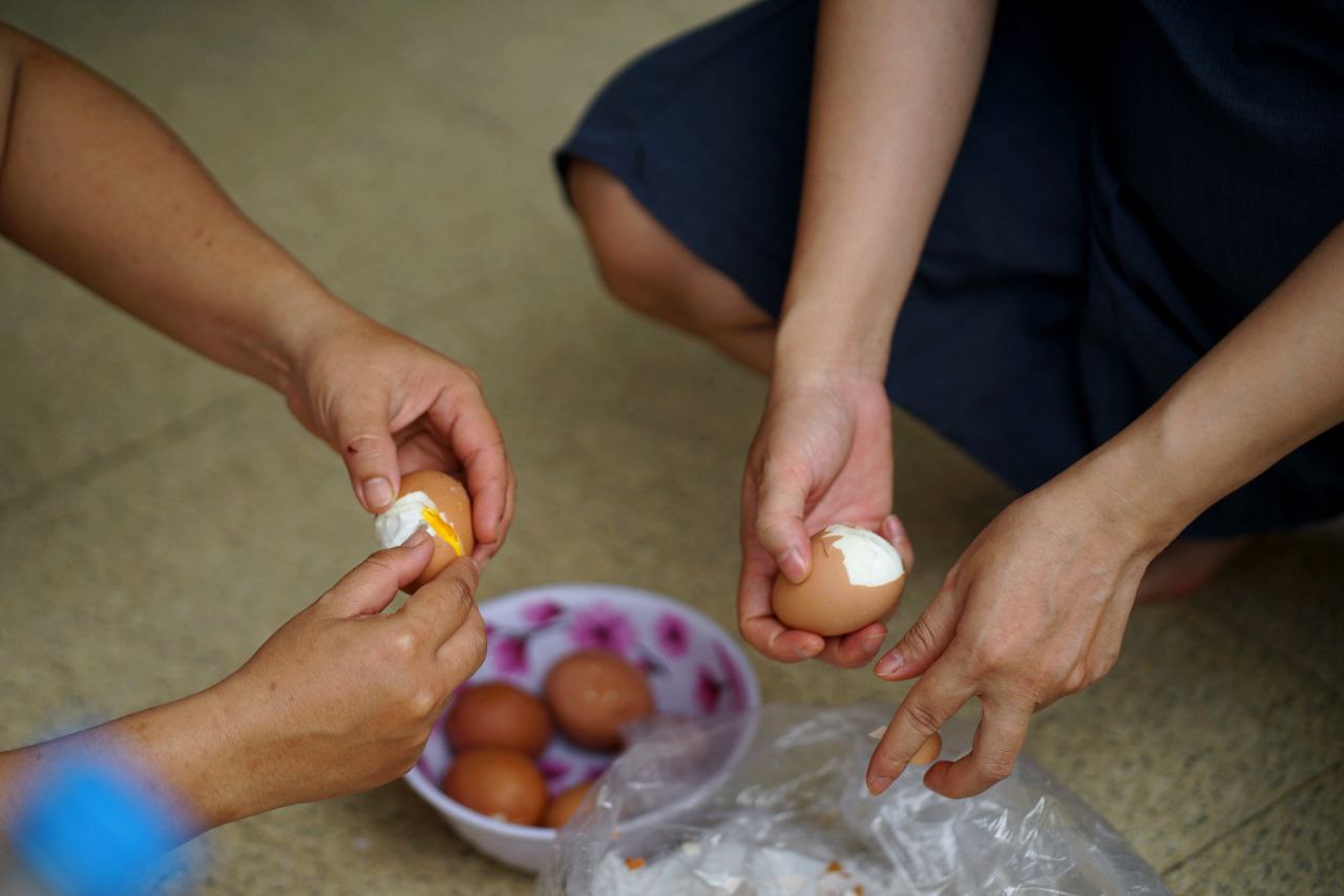 Mẹ bầu ôm 3 con chạy lũ, chen cùng 70 người trong một ngôi nhà: 