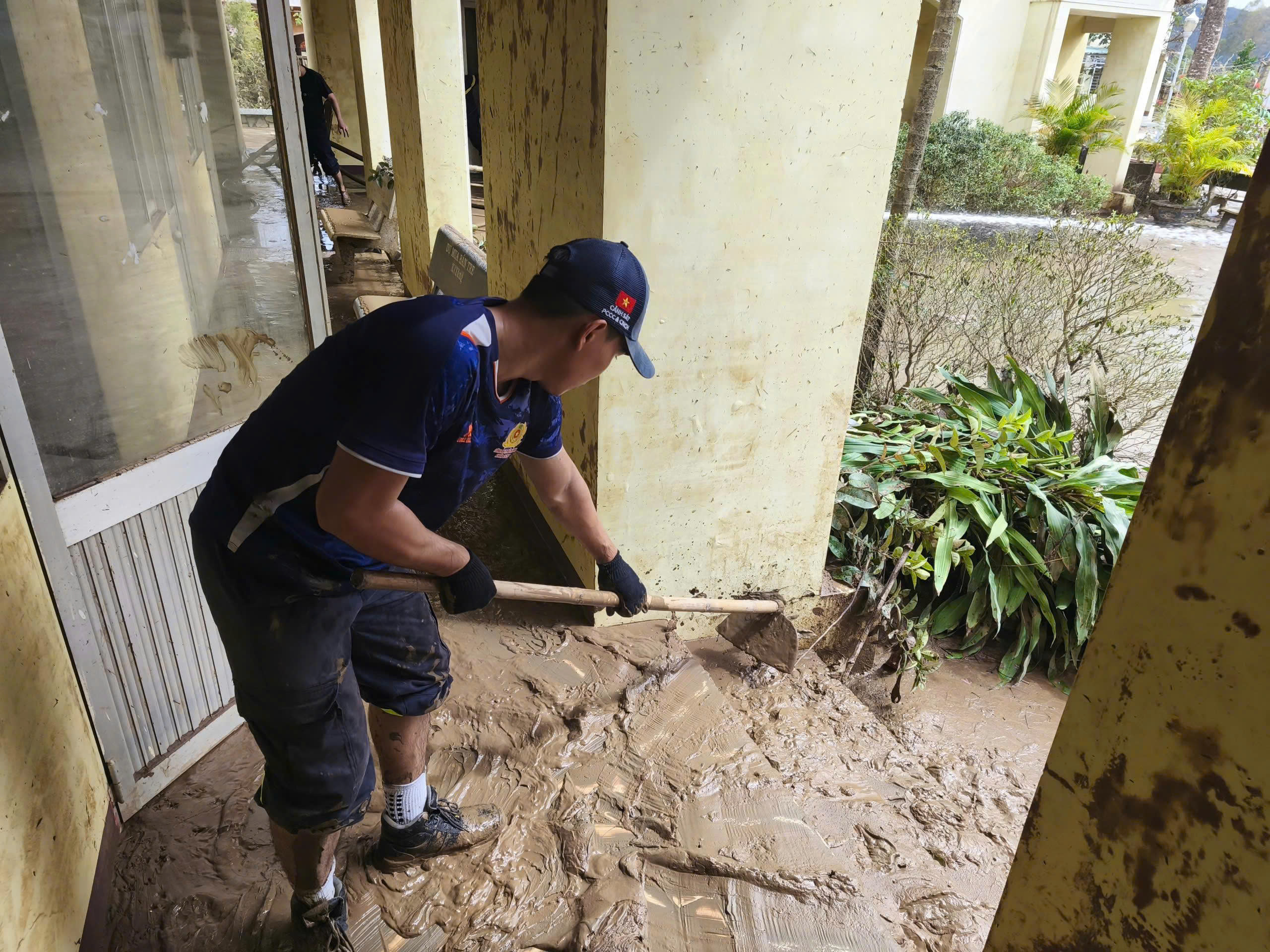 Công an TP.HCM cấp tốc chi viện vùng ngập lụt Đắk Lắk- Ảnh 3.