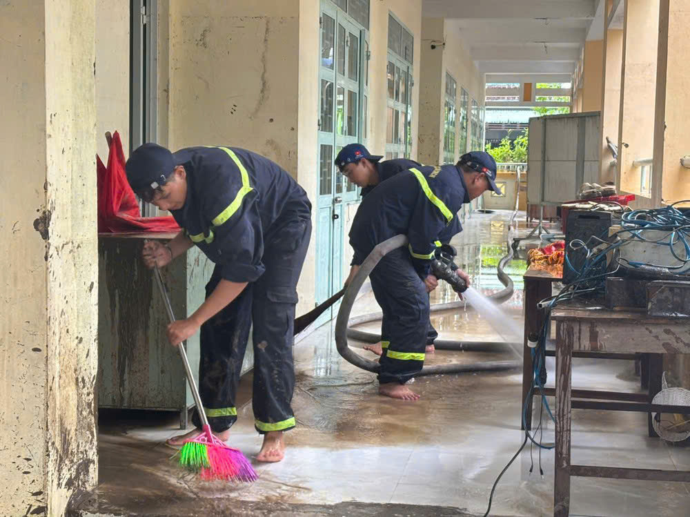 Công an TP.HCM cấp tốc chi viện vùng ngập lụt Đắk Lắk- Ảnh 4.