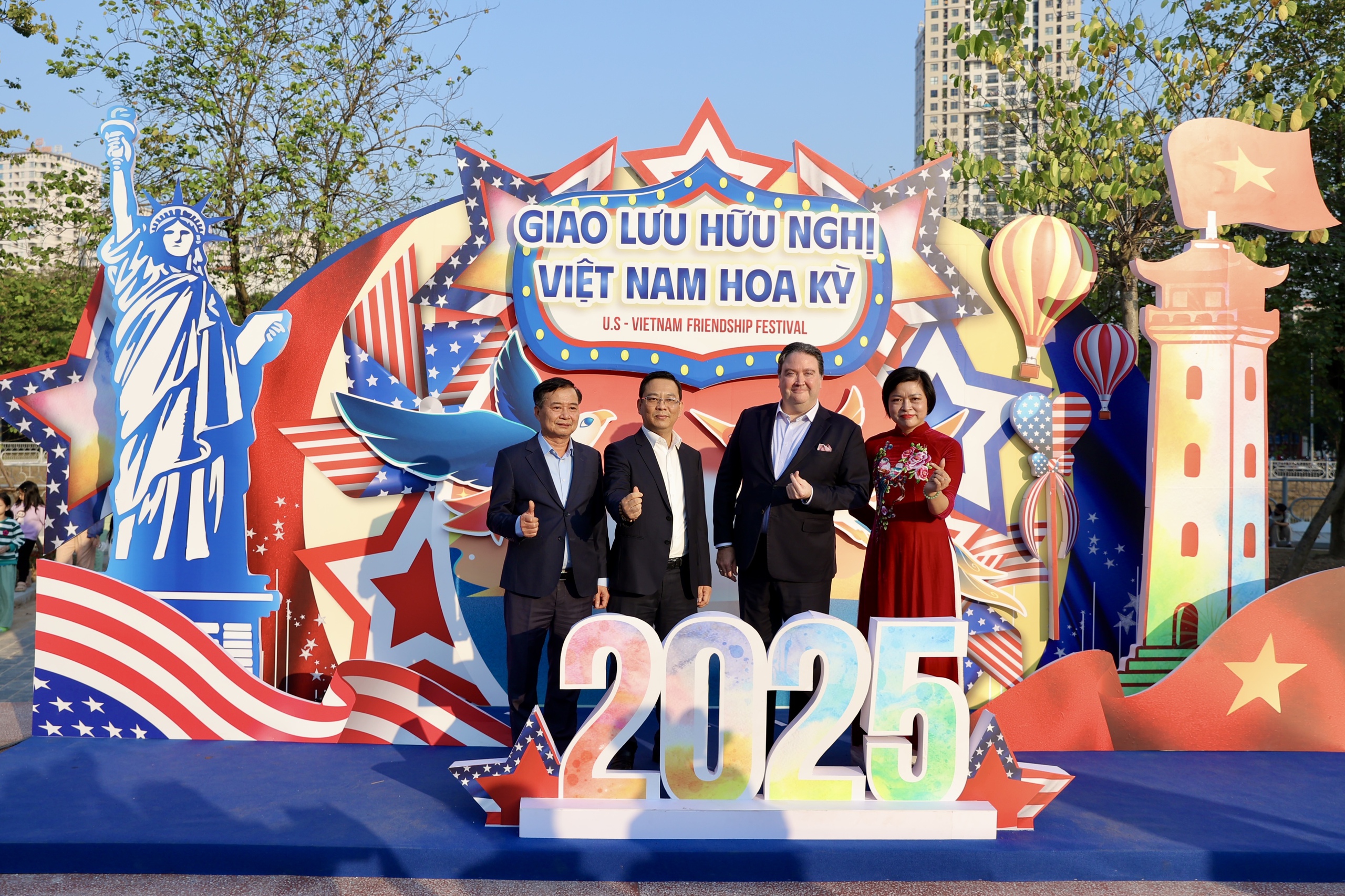 Tưng bừng giao lưu hữu nghị Việt Nam - Mỹ - Ảnh 4.
