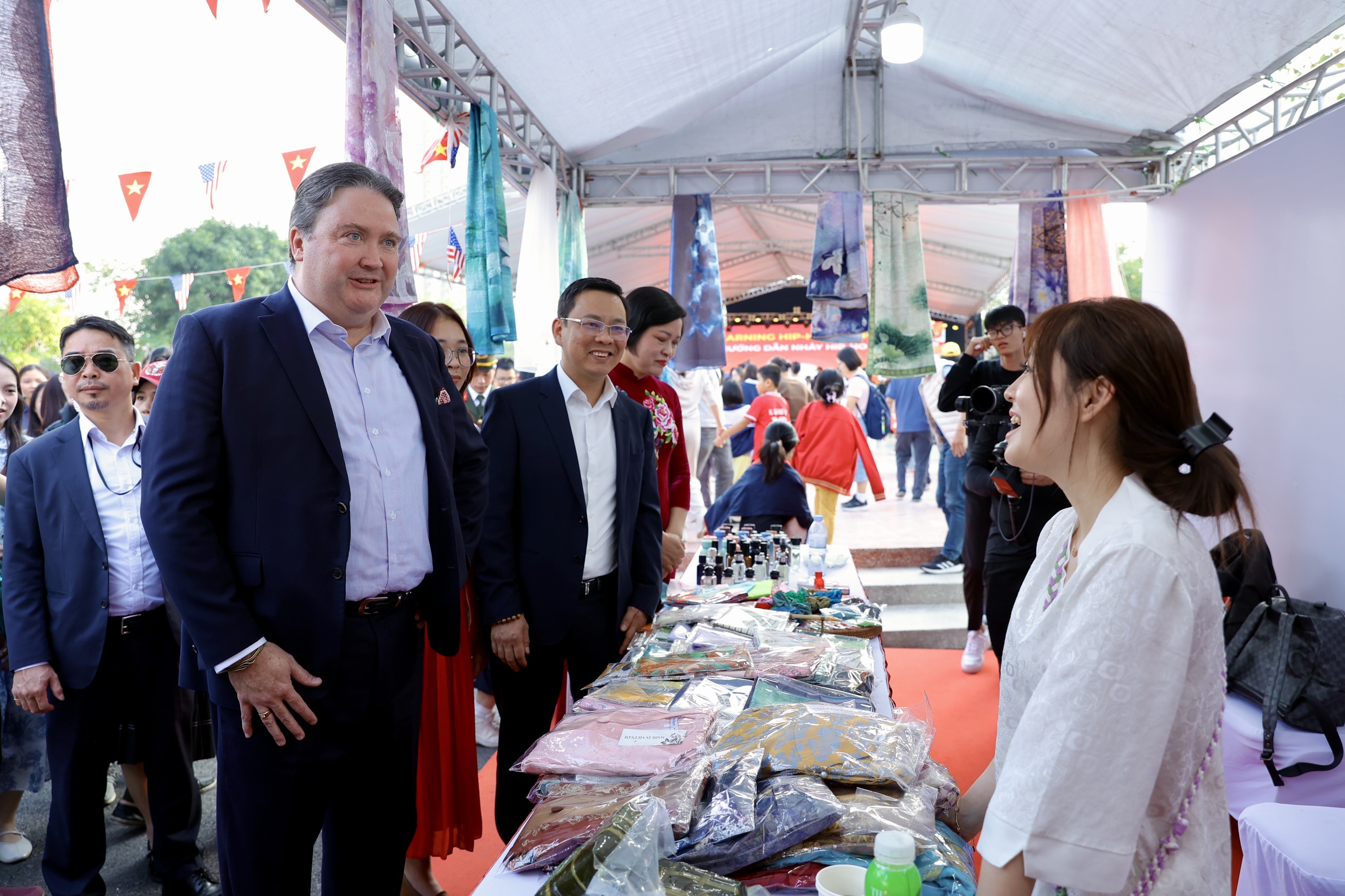 Tưng bừng giao lưu hữu nghị Việt Nam - Mỹ - Ảnh 17.