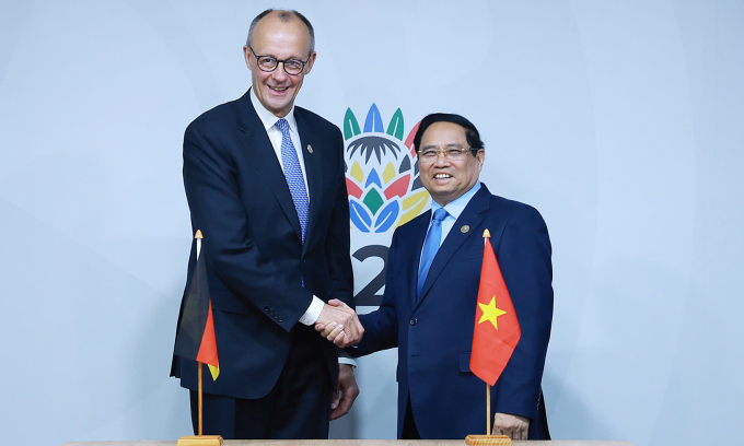 Thủ tướng Phạm Minh Chính gặp Thủ tướng Đức Friedrich Merz tại hội nghị G20 hôm 23/11. Ảnh: VGP