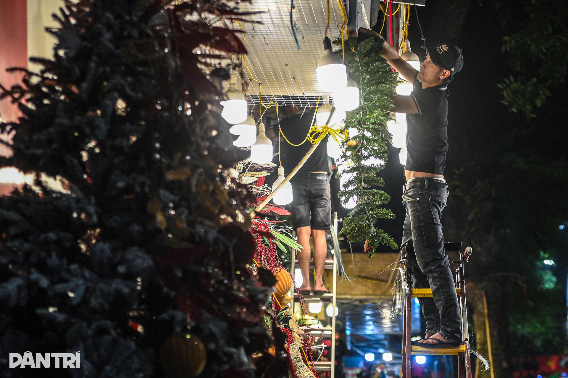 Xuyên đêm tháo mái che, mái vẩy và dọn dẹp vỉa hè trên phố Hàng Mã - 9