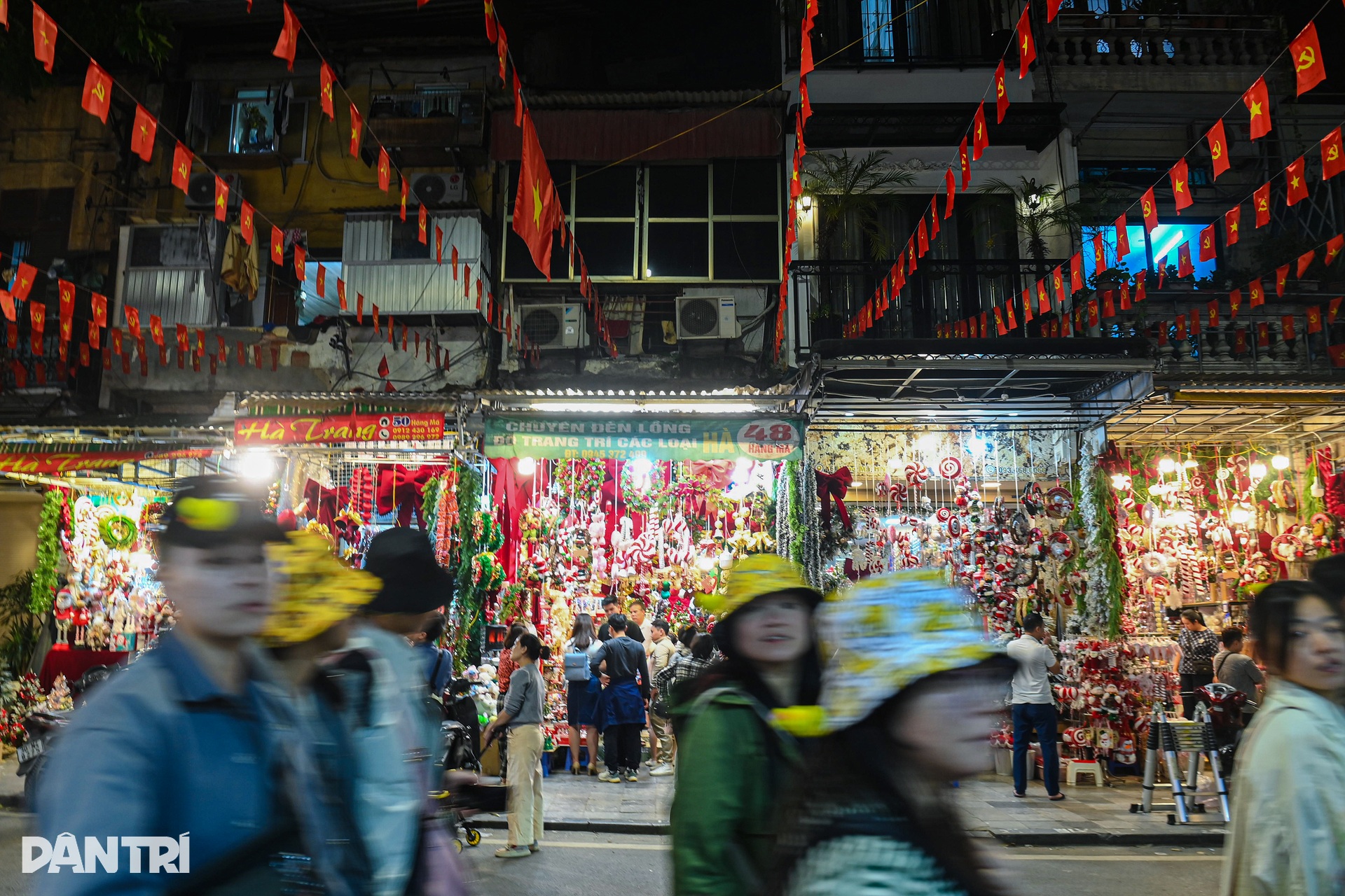 Xuyên đêm tháo mái che, mái vẩy và dọn dẹp vỉa hè trên phố Hàng Mã - 13