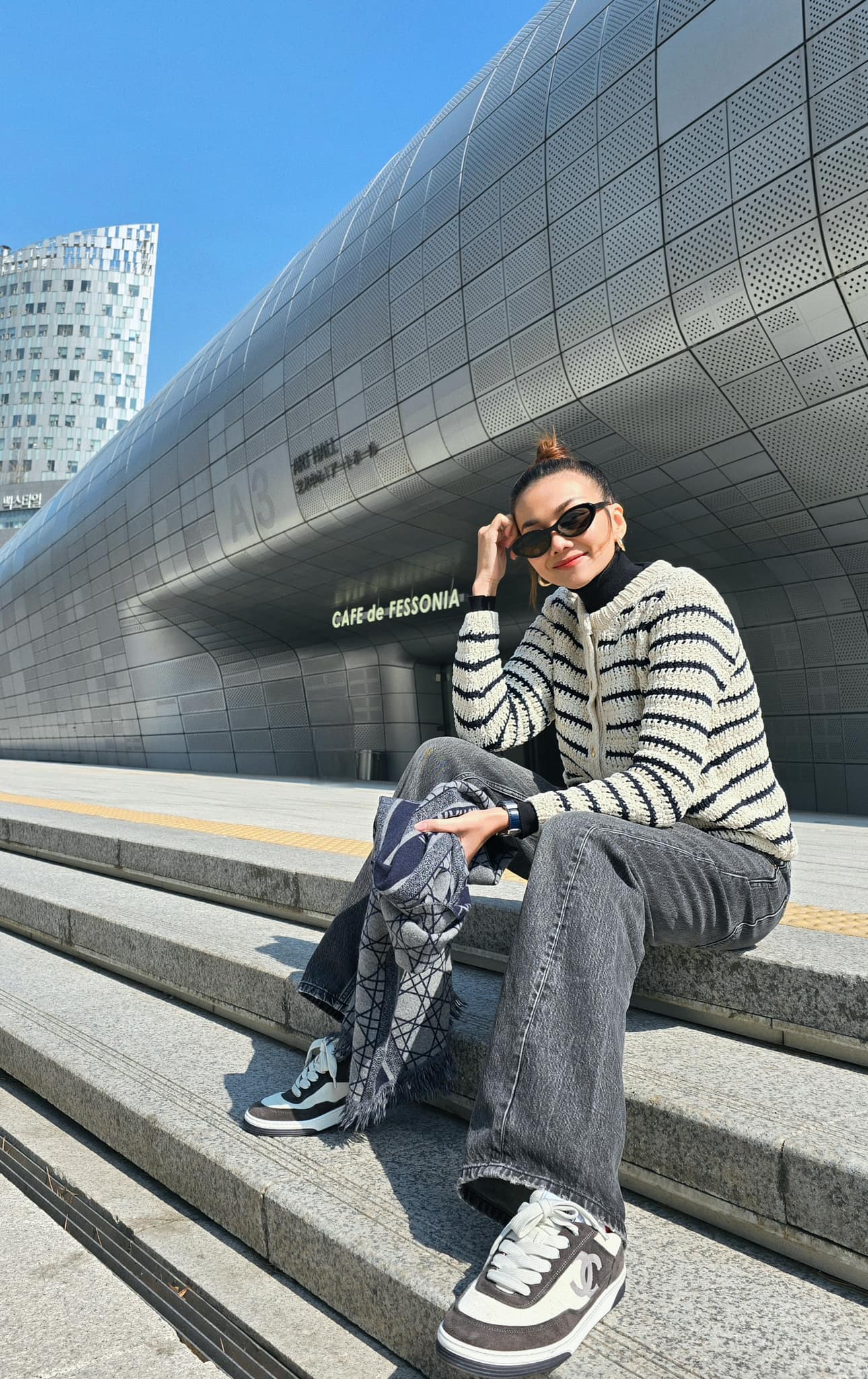 Phụ nữ trên 40 tuổi muốn mặc quần jeans đẹp thì hãy học Phạm Thanh Hằng, đảm bảo sành điệu suốt 4 mùa- Ảnh 5.