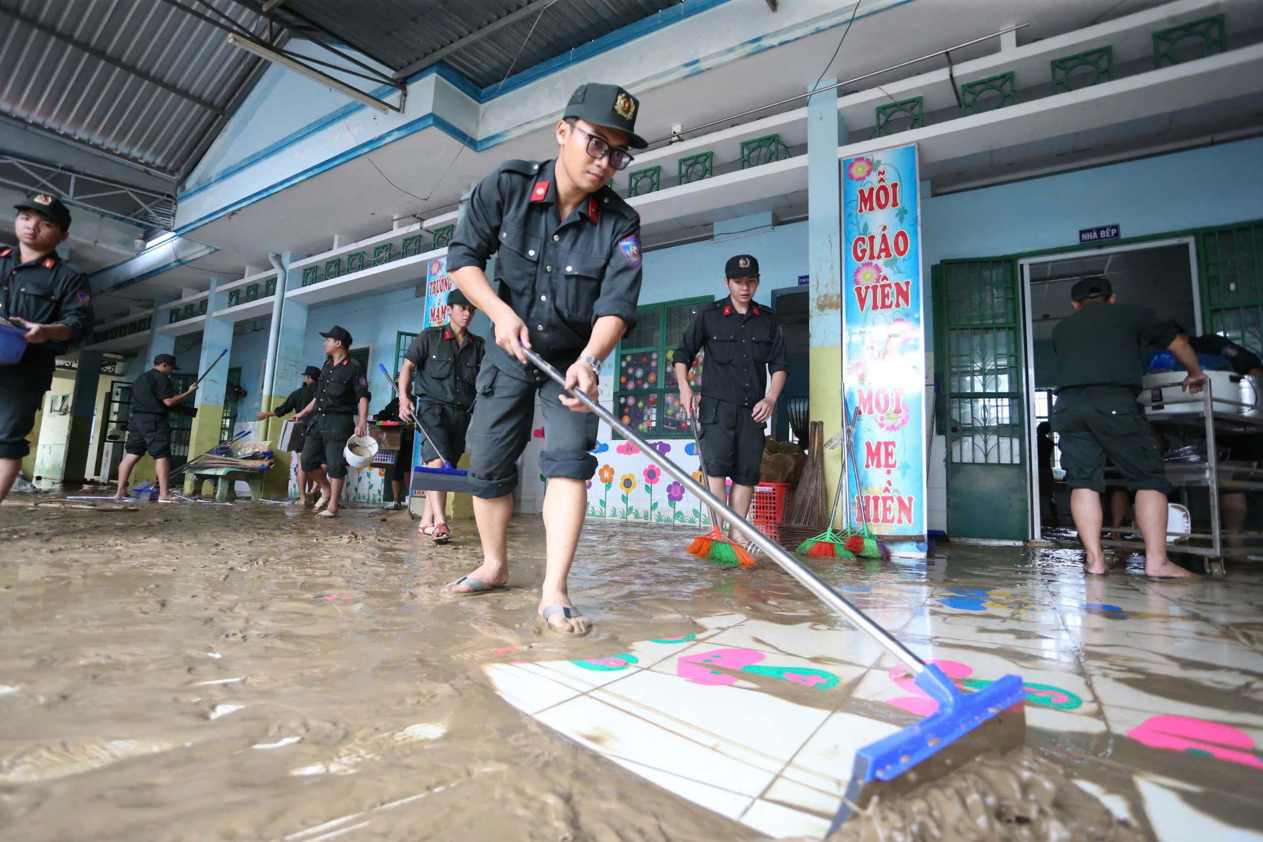 Công an TP . HCM hỗ trợ Đắk Lắk khắc phục hậu quả thiên tai Gia Lai , cứu trợ vùng lũ - Ảnh 2.