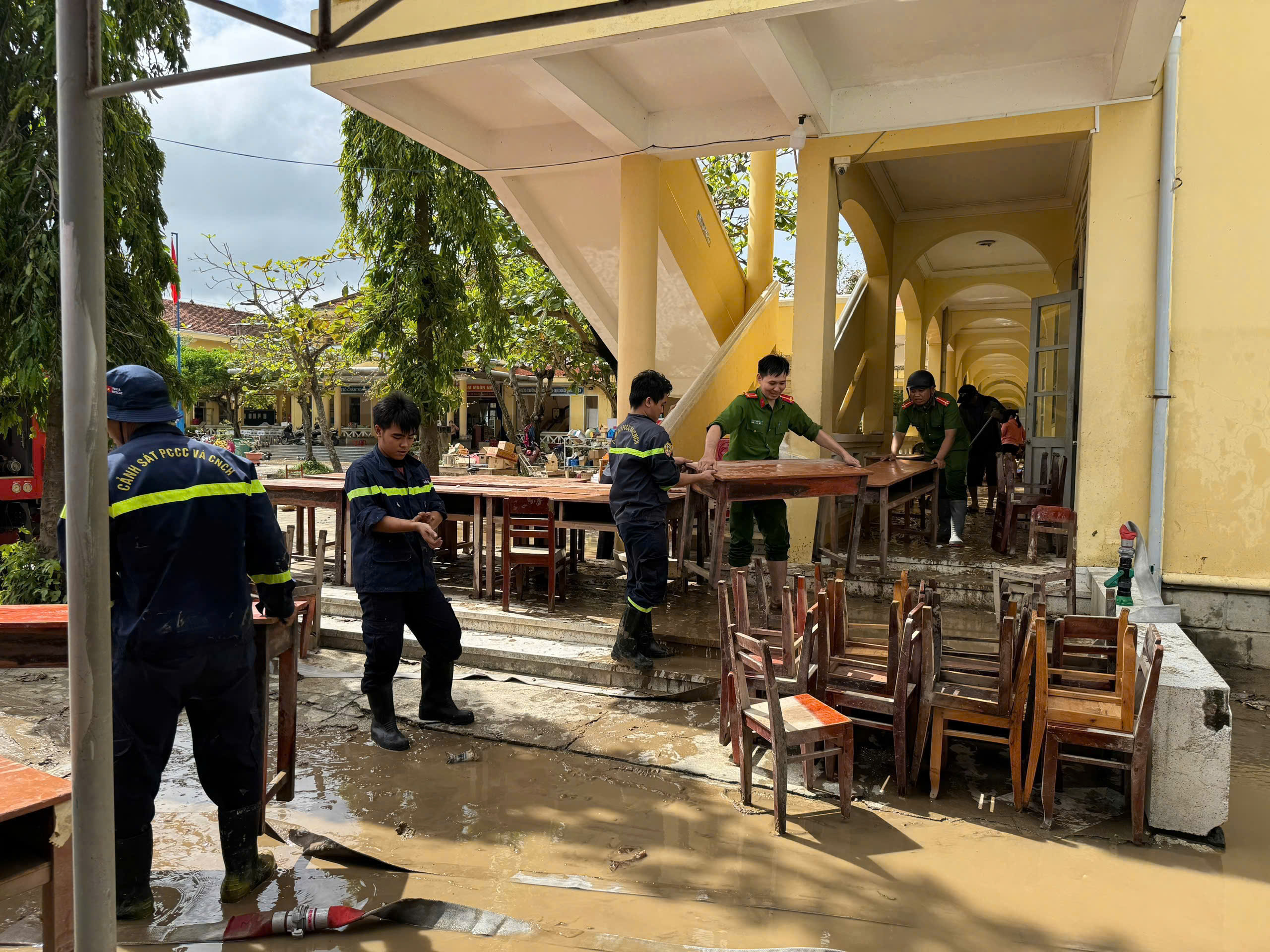 Công an TP.HCM đưa 500 cán bộ, chiến sĩ chi viện vùng lũ Đắk Lắk, Gia Lai, Khánh Hòa - Ảnh 3.