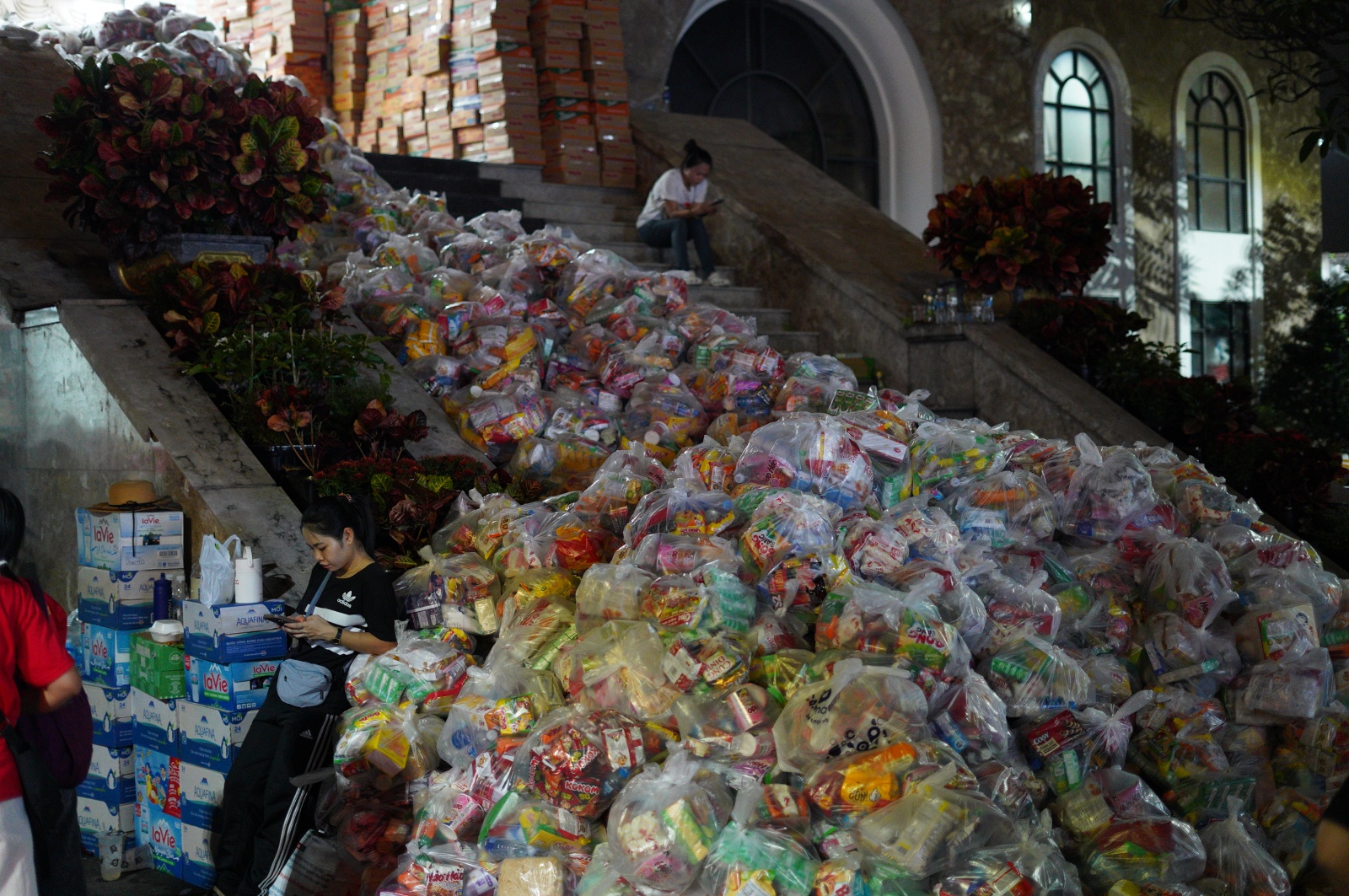 Người dân TP.HCM dành trọn 2 ngày cuối tuần ở các điểm tiếp nhận cứu trợ, ngưng quyên góp một thứ!- Ảnh 2.